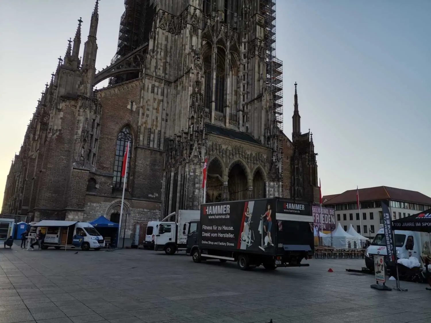 Aufbauarbeiten auf dem Münsterplatz.