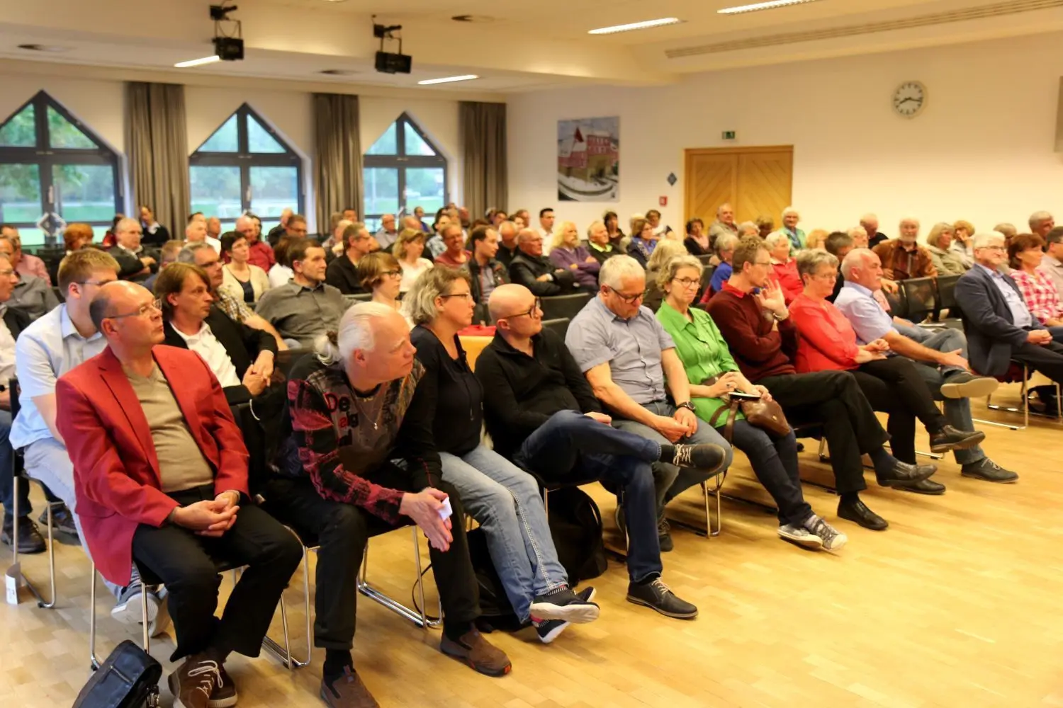 Aufmerksame Zuhörer, darunter etliche Kandidaten, verfolgen im Kernersaal der Limpurghalle das zweistündige Podiumsgespräch.