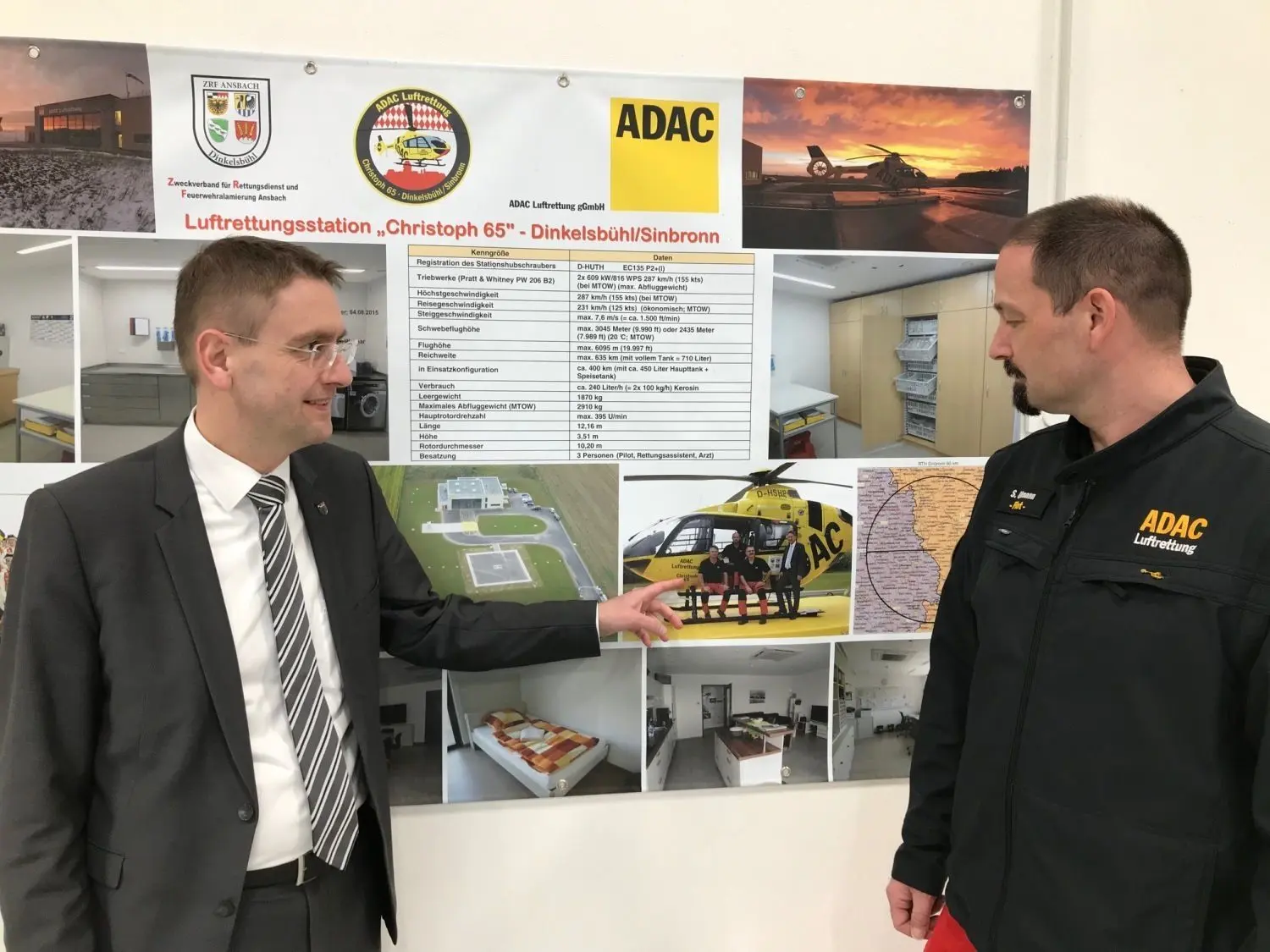Landrat Dr. Jürgen Ludwig (links) und Sven Uhmann, Stationsleiter der Lufttrettungsstation Dinkelsbühl, zogen Bilanz.