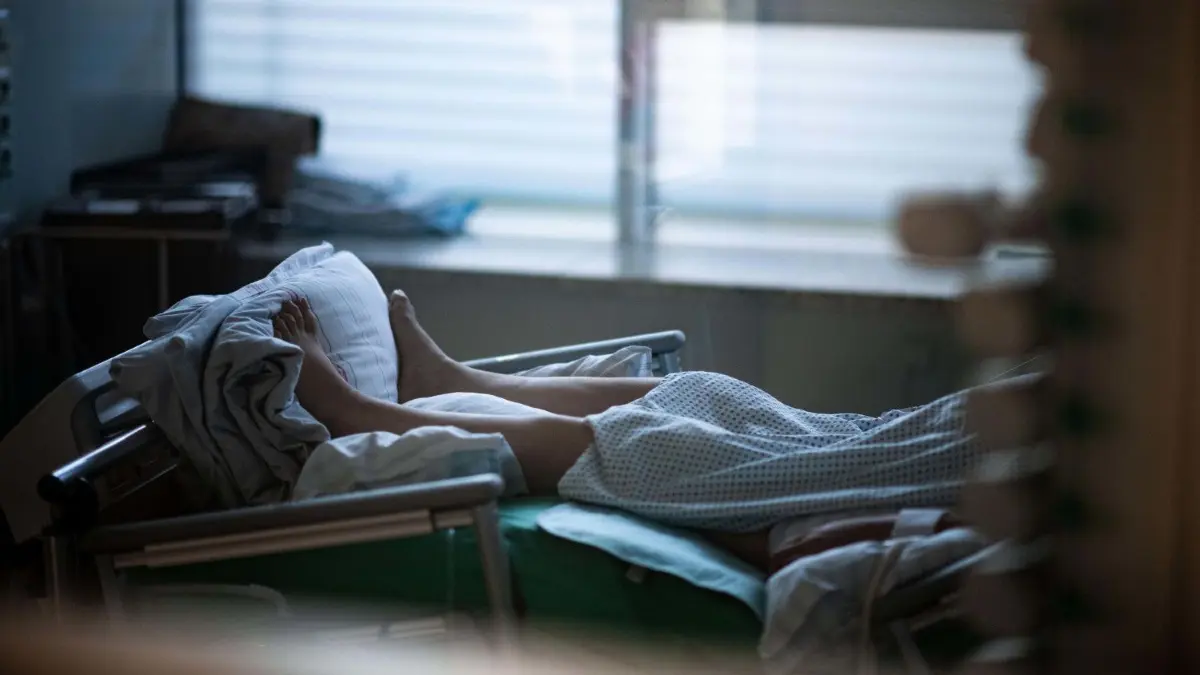 Das Borna-Virus ist bei einer Frau in Sachsen-Anahlt festgestellt worden. Laut RKI wird das Virus durch die Feldspitzmaus auf andere Tiere übertragen. Wie gefährlich ist die Krankheit und wie wird sie auf den Menschen übertragen?
23.09.2021, Nordrhein-Westfalen, Essen: Ein Patient liegt in einem Zimmer auf der Corona-Intensivstation des Universitätsklinikums Essen. Patienten mit Corona-Infektion werden auf der Intensivstation IT2 im Operativen Zentrum II des Universitätsklinikum Essen behandelt. Foto: Fabian Strauch/dpa +++ dpa-Bildfunk +++