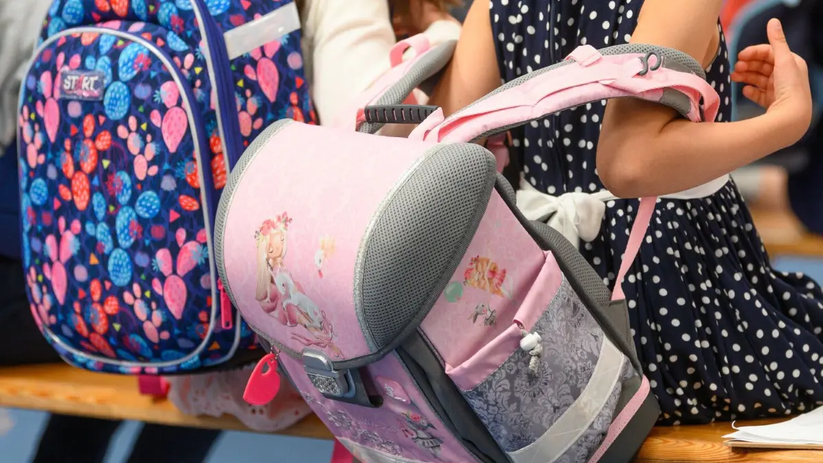Hilfskräfte für Schulen: Das Land will mehr Pädagogische Assistenten einstellen und das Freiwillige Soziale Jahr an Schulen ausbauen.
04.09.2021, Sachsen, Dresden: Eine Schülerin setzt bei der Schuleingangsfeier ihren Schulranzen ab. Knapp 40 000 Mädchen und Jungen feierten Schuleinführung in Sachsen - bevor dann am 6. September der erste Schultag bevorsteht. Foto: Robert Michael/dpa-Zentralbild/dpa +++ dpa-Bildfunk +++