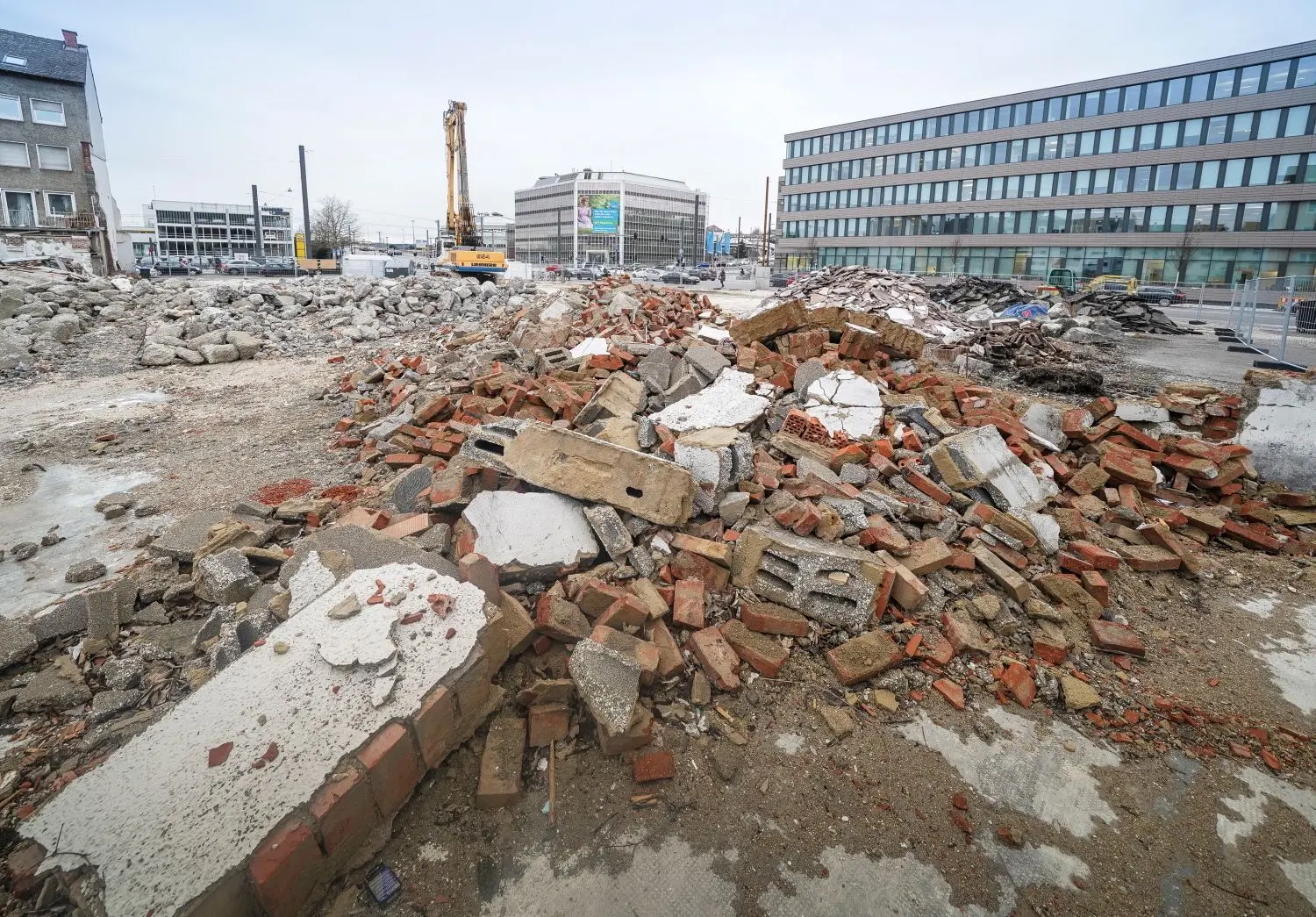 Realgrund wird zerschlagen, von dem Bauträger bleibt nichts übrig. Was mit dem Grundstück Ecke Karlstraße/Neutorstraße (rechts und im Hintergrund die SWU-Gebäude) geschieht, ist offen. Die Stadt hofft, dass die bestehende Planung verwirklicht wird.⇥
