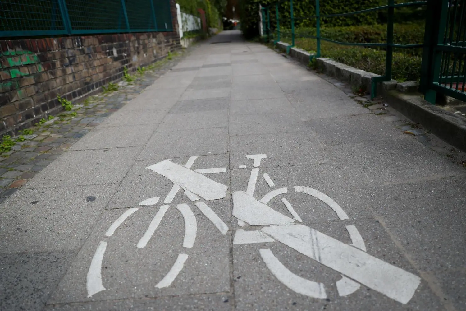 Braucht es Hinweise an Gehwegen, dass hier keine Fahrräder fahren dürfen? Eine Crailsheimerin wünscht sich Hinweisschilder an den größeren Straßen. ⇥