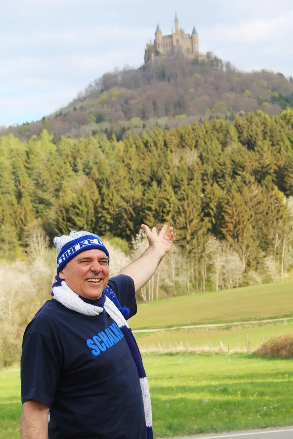 Der (Zoller-)Berg ruft! Erwin Schäfer läuft für jeden Punkt, den sich Schalke 04 erspielt, auf die Burg hinauf.⇥