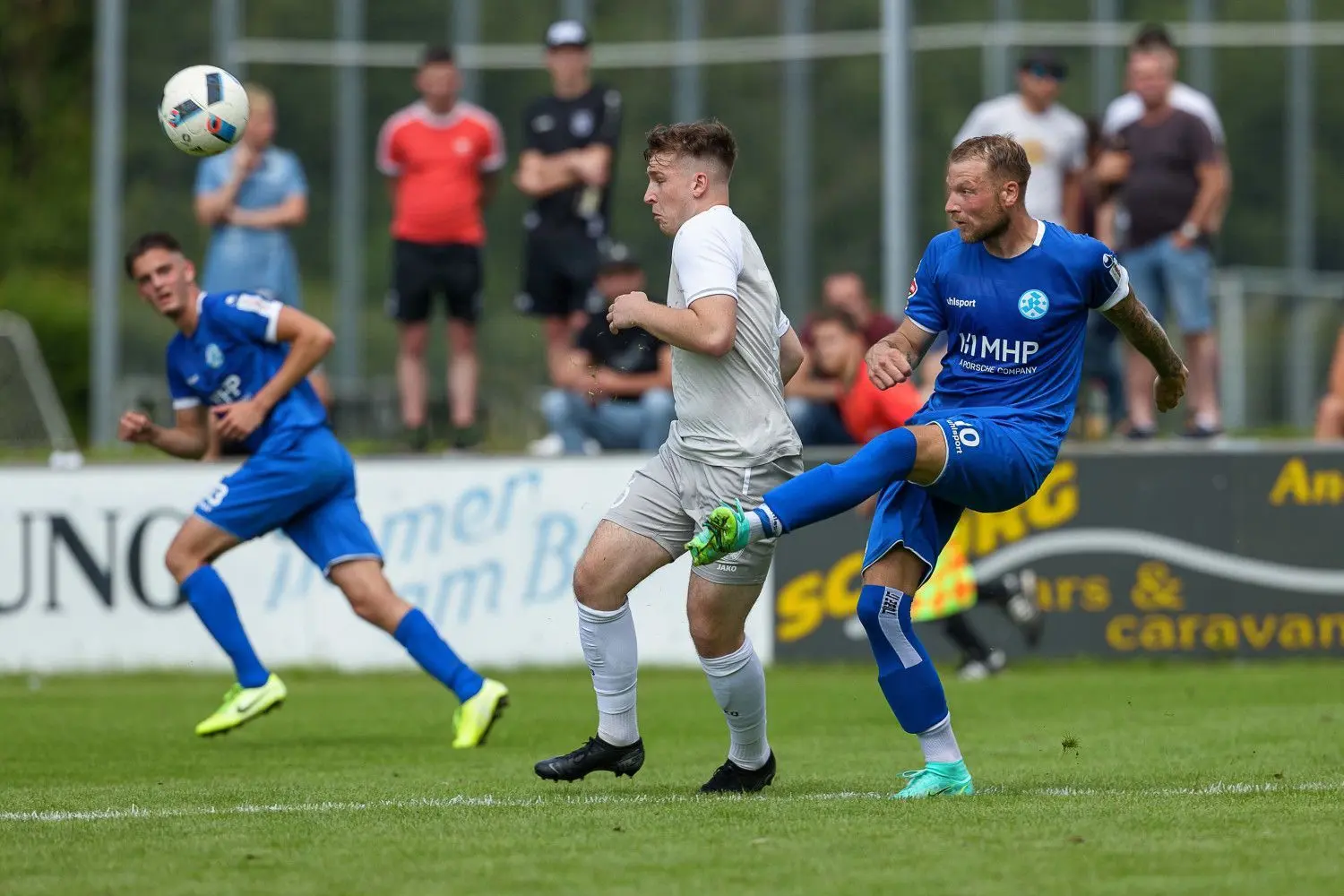 Kevin Dicklhuber (rechts) erzielte per Freistoß den Siegtreffer für die Stuttgarter Kickers.