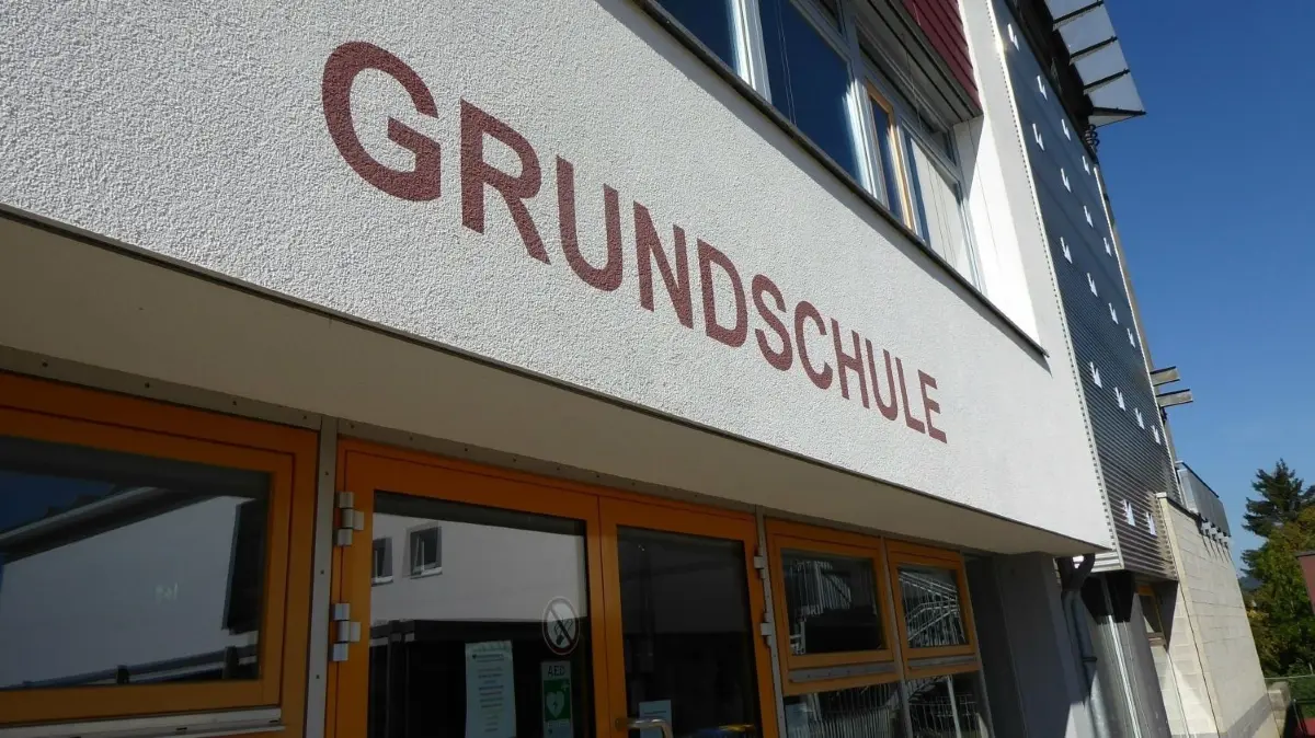 Die Grundschule am Schloßberg ist mit ihren Außenstellen Zollernstraße und Sickingen eine der größte Grundschulen im Bezirk. Die Raumnot wird mit einem neuerlich Anbau bekämpft.⇥
Schulgebäude mit Schriftzug Grundschule