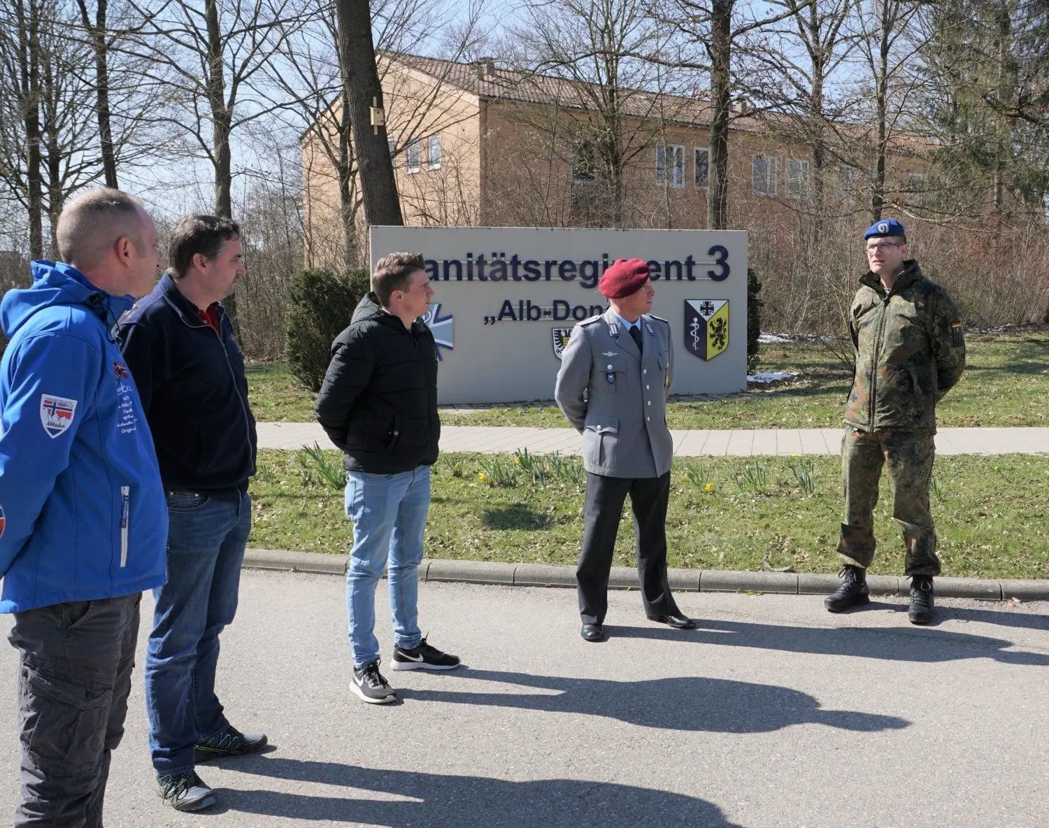 Oberstarzt Dr. Ingo Weisel (rechts) begrüßt die Freiwilligen in der Rommel-Kaserne. In den nächsten Wochen helfen die Reservisten im BWK aus.⇥