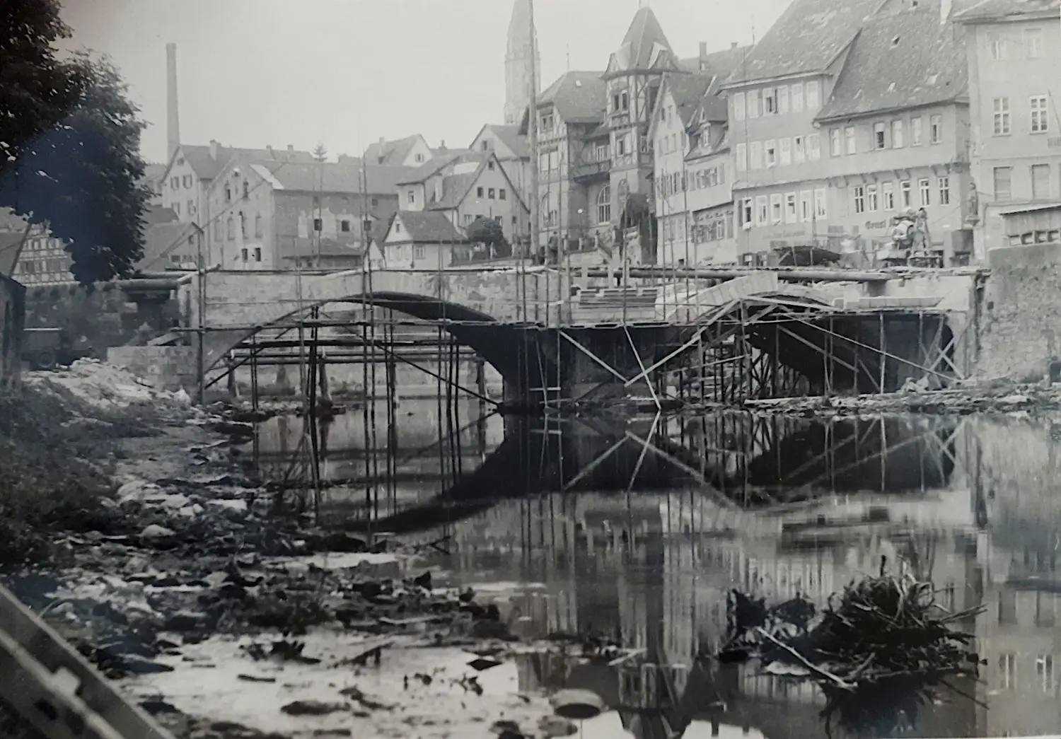 Sehr wenig Wasser führte der Kocher im Dürresommer 1947. Das Foto zeigt einen Teil der Haller Katharinenvorstadt und die im Zweiten Weltkrieg stark in Mitleidenschaft gezogene Henkersbrücke. ⇥