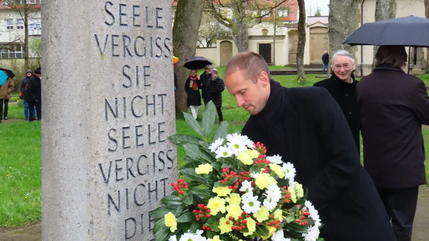 Oberbürgermeister Dr. Christoph Grimmer bringt am 78. Jahrestag der Zerstörung Crailsheims Blumen zum Mahnmal.