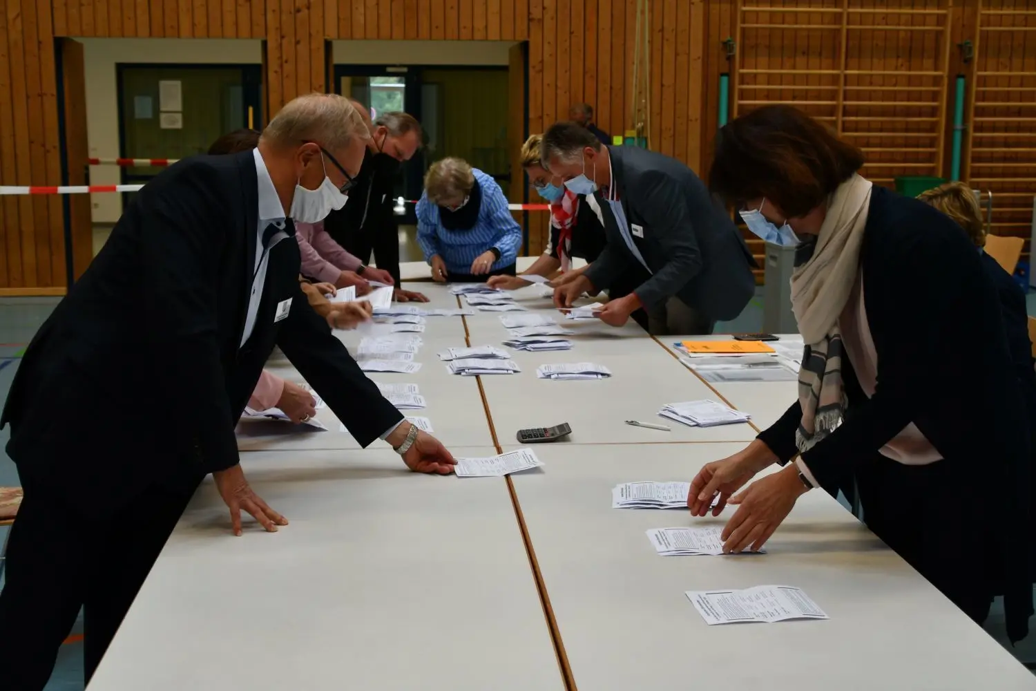 Nach der Schließung des Wahllokals in der Rentalhalle sorgten die Helfer für eine rasche Ausszählung der abgegebenen Stimmen.