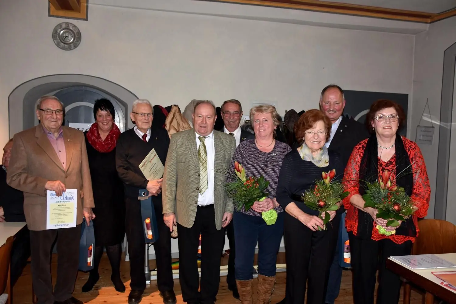 Interne Weihnachtsfeier des Liederkranzes Gaildorf 2017 - mit Ehrungen. Hier: Die Geehrten beim Liederkranz Gaildorf (von links): Kurt Nass, Ursula App (2. Vorsitzende), Emil Kletzander, Egon Wörner (Vorsitzender), Jürgen Stahl, Hilde Gaugel, Renate Lahr, Herbert Gaugel, Brigitte Stadler.  ⇥