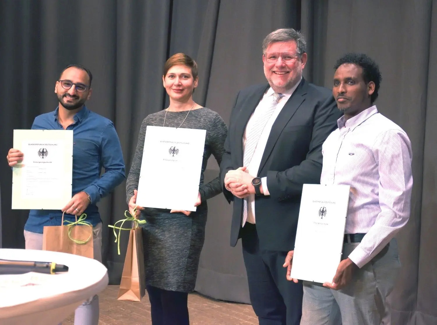 In kurzen Interviews unterhielten sich locker und aufschlussreich (von links) Ahmad Salah, Oksana Wessely, Landrat Dr. Ulrich Fiedler und Mengisteab Ghirmay bei der Einbürgerungsfeier des Landkreises Reutlingen in den Pfullinger Hallen. ⇥