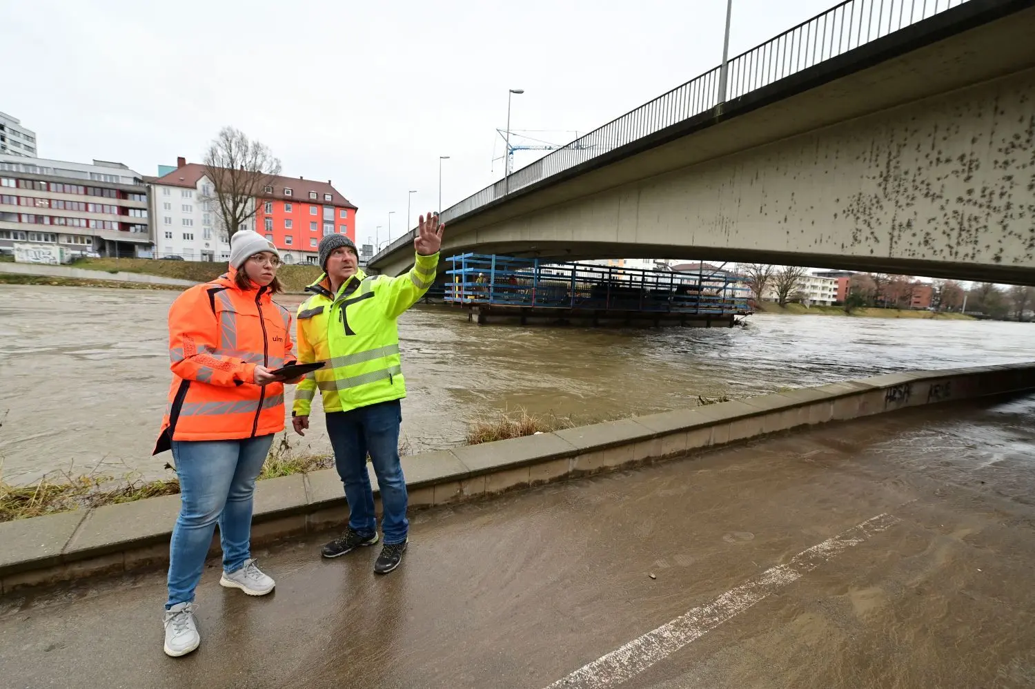Wie geht es 2024 weiter mit der Gänstorbrücke, wo beginnt der Abriss? Andrea Röhrer und Timo Roth, beides Ingenieure im Dienste der Stadt Ulm, machen sich vor Ort ein Bild. Hinter ihnen ist der Bau der Hilfsstützen zu erkennen.