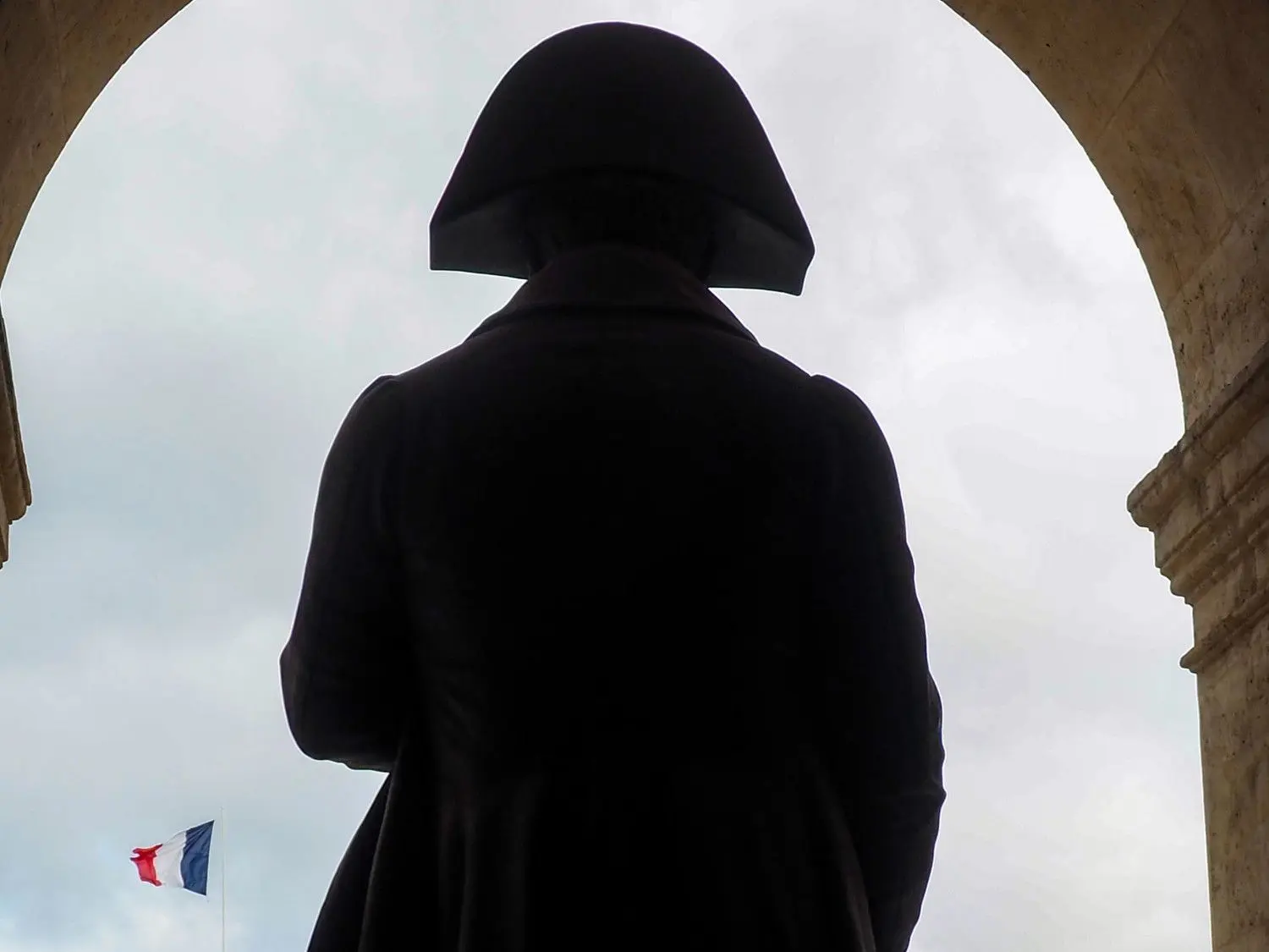 Die Napoleon-Statue von Charles-Emile Seurre im Ehrenhof des Hôtel des Invalides in Paris. Über keinen anderen Menschen wurden mehr Bücher geschrieben. Vor 200 Jahren starb der Feldherr in der Verbannung auf St. Helena. Wurde er ermordet?