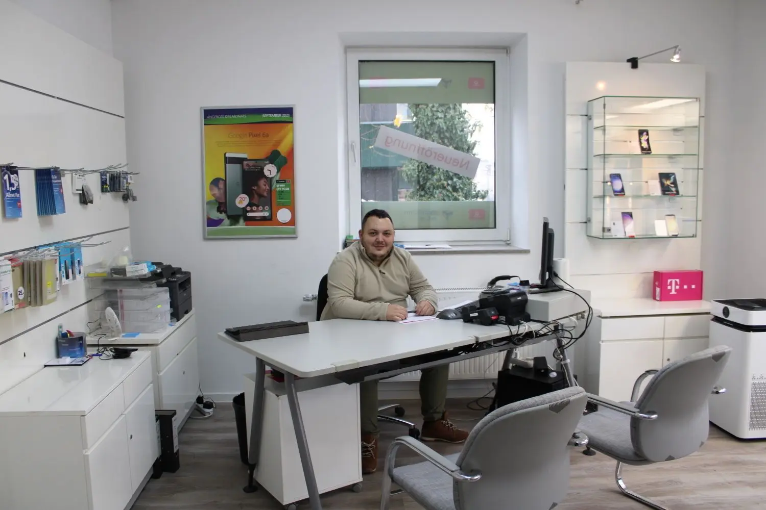 Mitarbeiter Marcello Bühler berät die Kunden im neuen Freenet-Shop zu den Themen Mobilfunk, Festnetz und Entertainment.