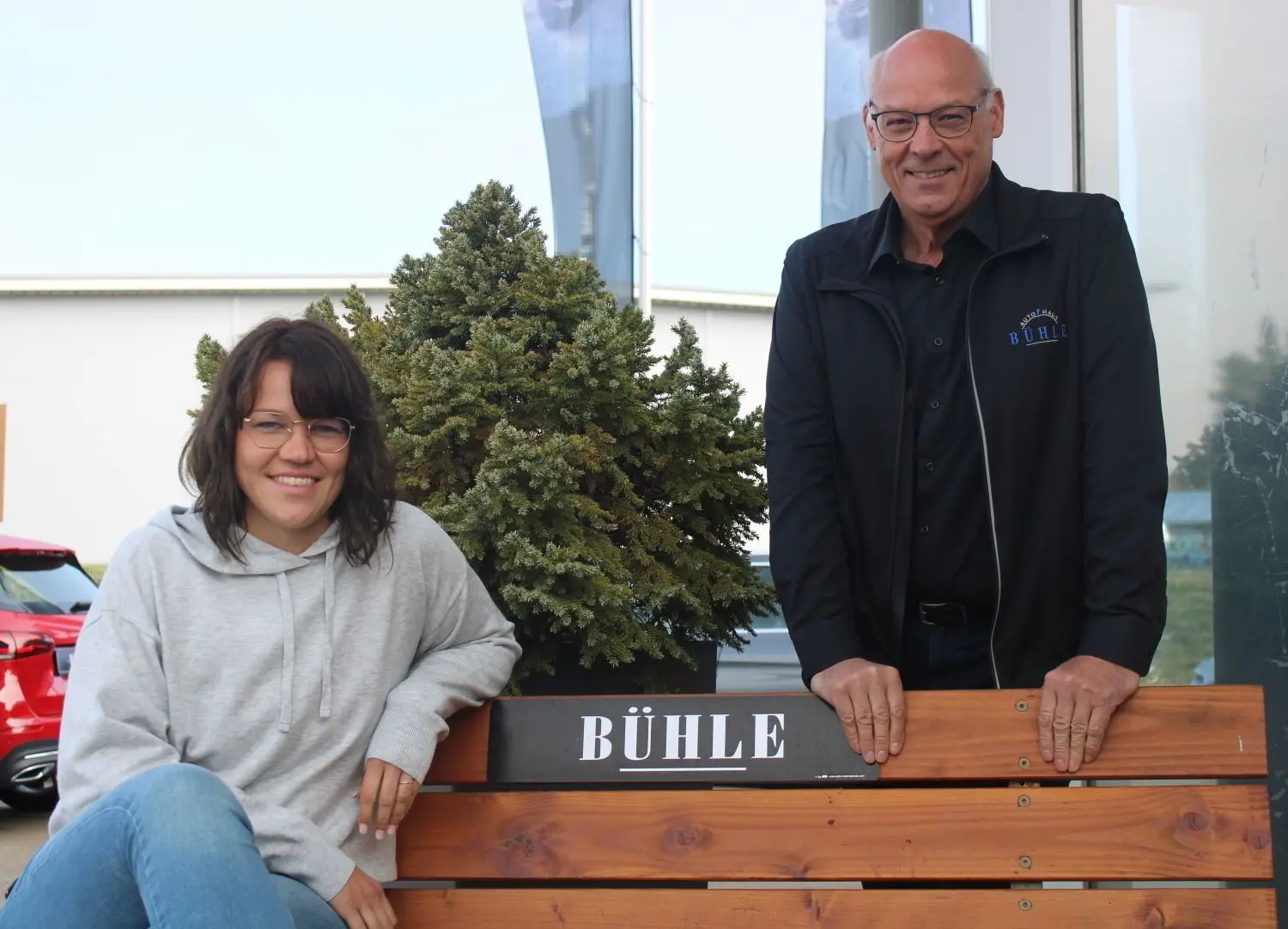 Annika und Martin Bühle vom gleichnamigen Autohaus setzen derzeit auf das Werkstattgeschäft. ⇥