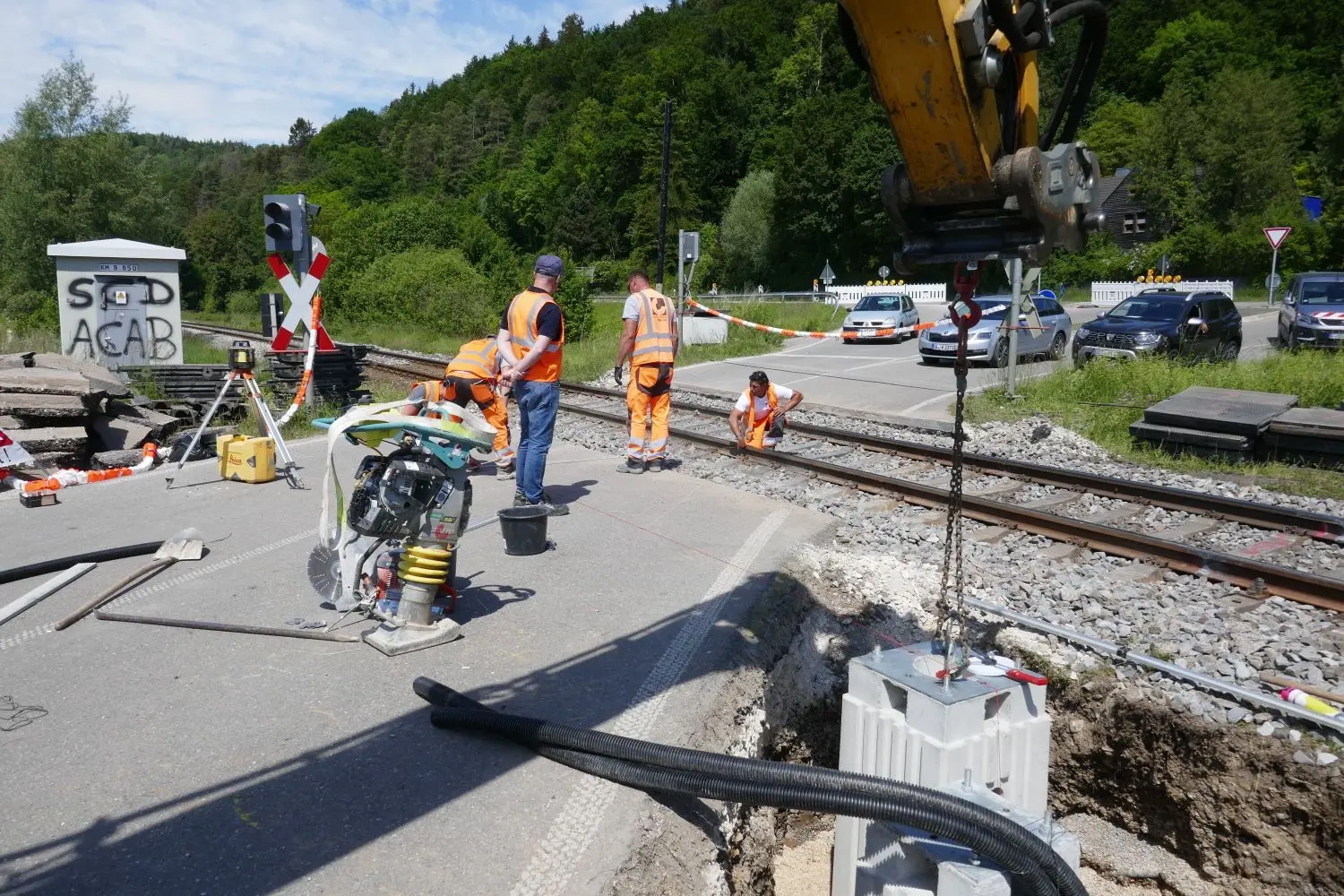 Nach dem Unfall vom vergangenen Dienstag sind die Reparaturarbeiten am Bahnübergang Arnegg noch nicht abgeschlossen.⇥
