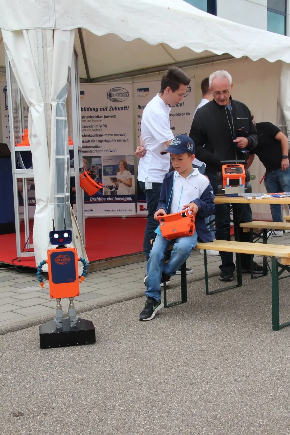 Mit der Funksteuerung lassen sich auch Roboter bewegen.