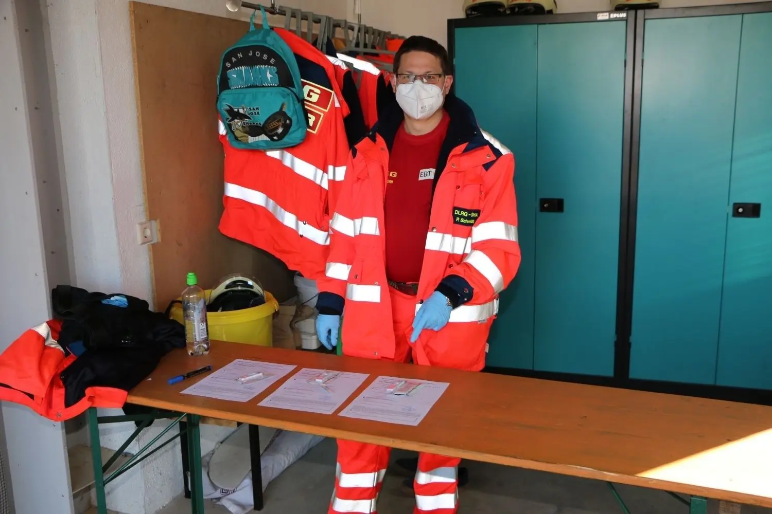 Corona-Teststation der DLRG-Ortsgruppe Gerabronn in Gerabronn; Helfer Patrick Schmidt deutet auf Teststreifen.⇥