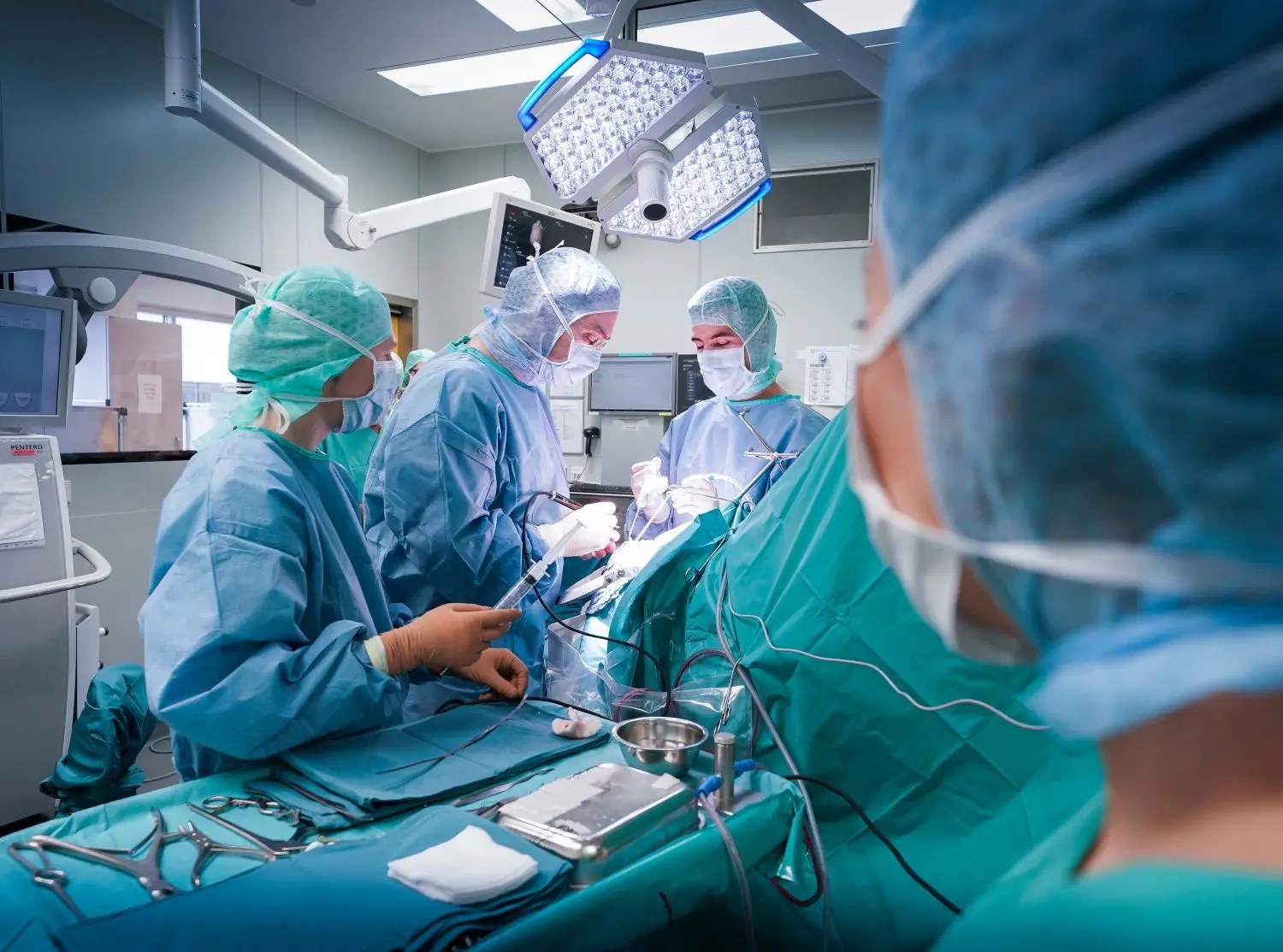 „Es ist erstaunlich, wie ruhig es bei den Neurochirurgen zugeht“: Im OP-Saal herrscht gespannte Konzentration. 