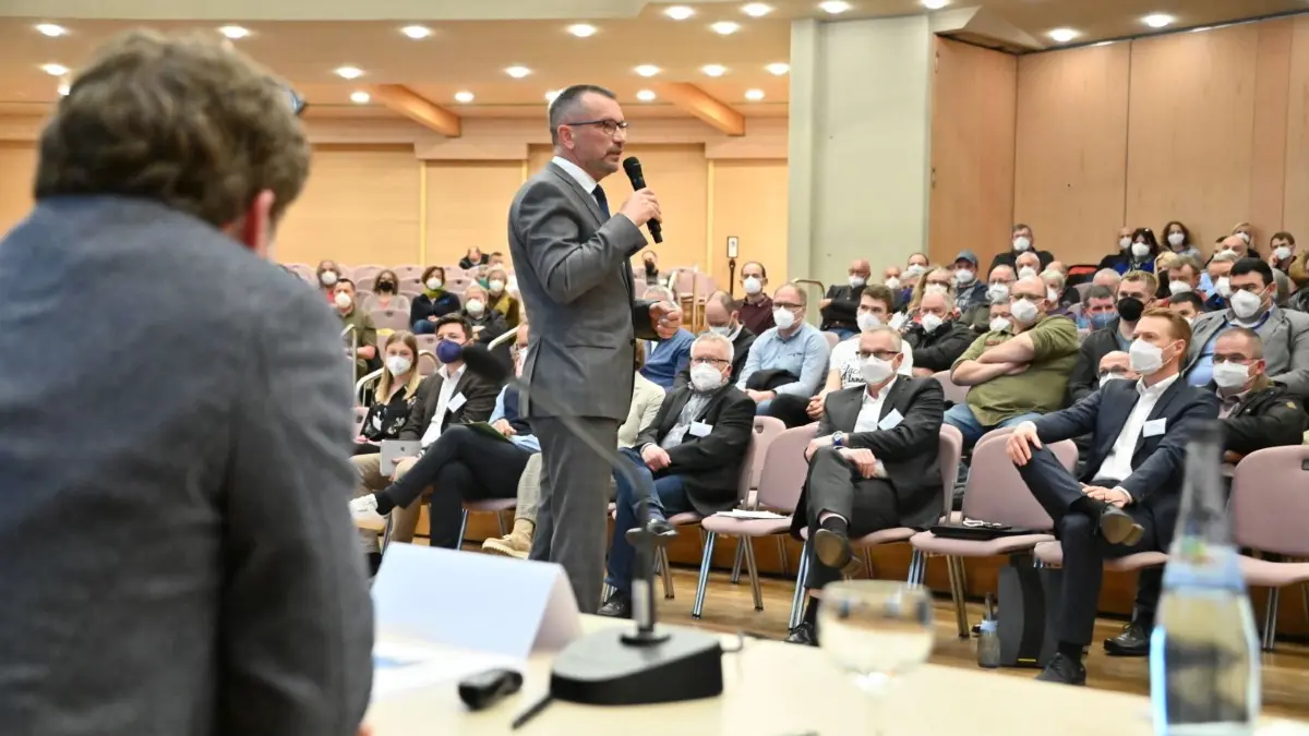 Der Ehinger OB Alexander Baumann im März bei der Informationsveranstaltung der Stadt zum Thema Industriegebiet Berg in der Lindenhalle. Kritik gab es, weil dabei keine öffentliche Diskussion im großen Rahmen zugelassen wurde, sondern die Bürger sich mit Infoständen in der Aula begnügen mussten.