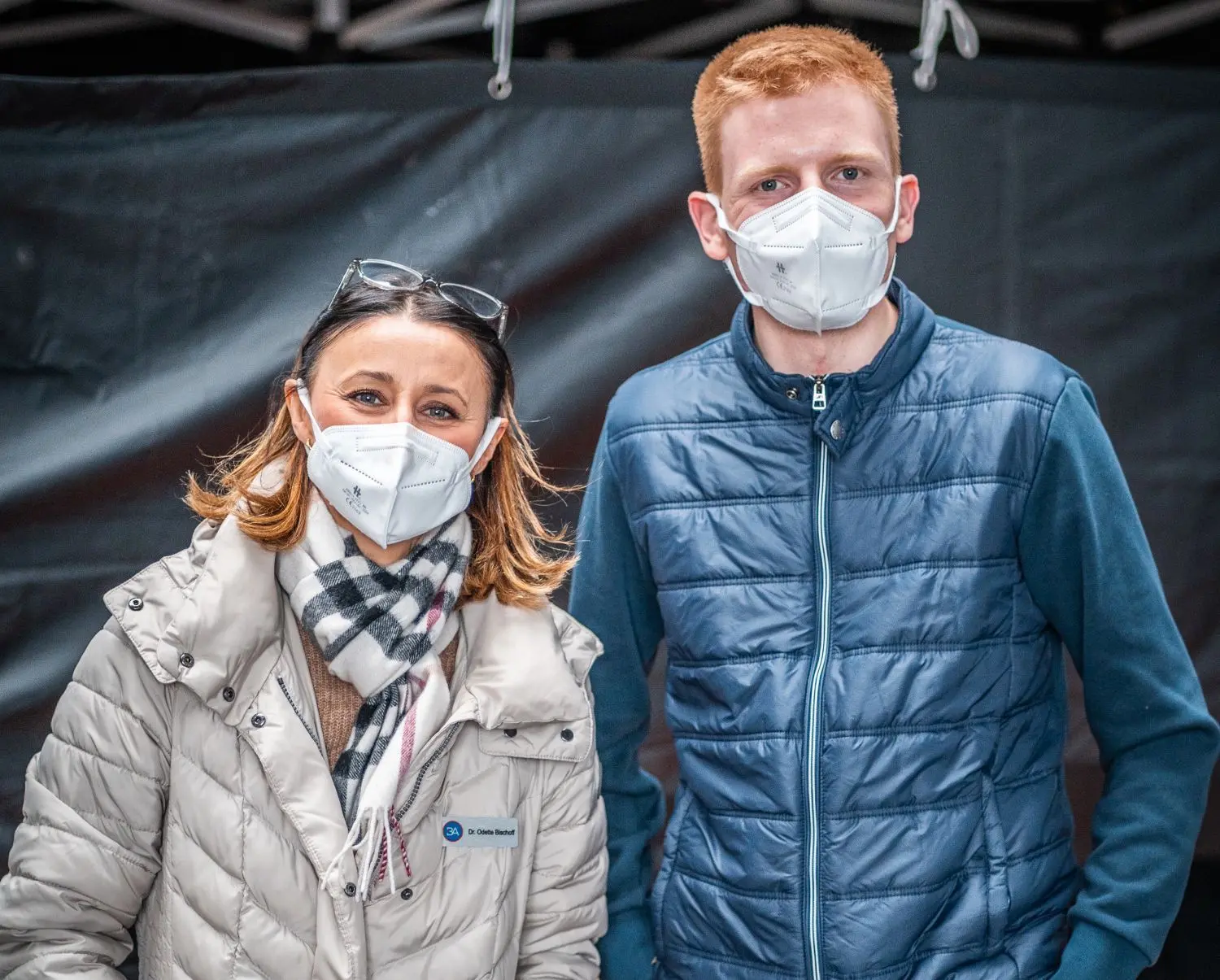 Der Impf-Drive-In in Laichingen war ein voller Erfolg und hat zu einem langen Stau geführt – hier Dr. Odette Bischoff und Sebastian Freisler.