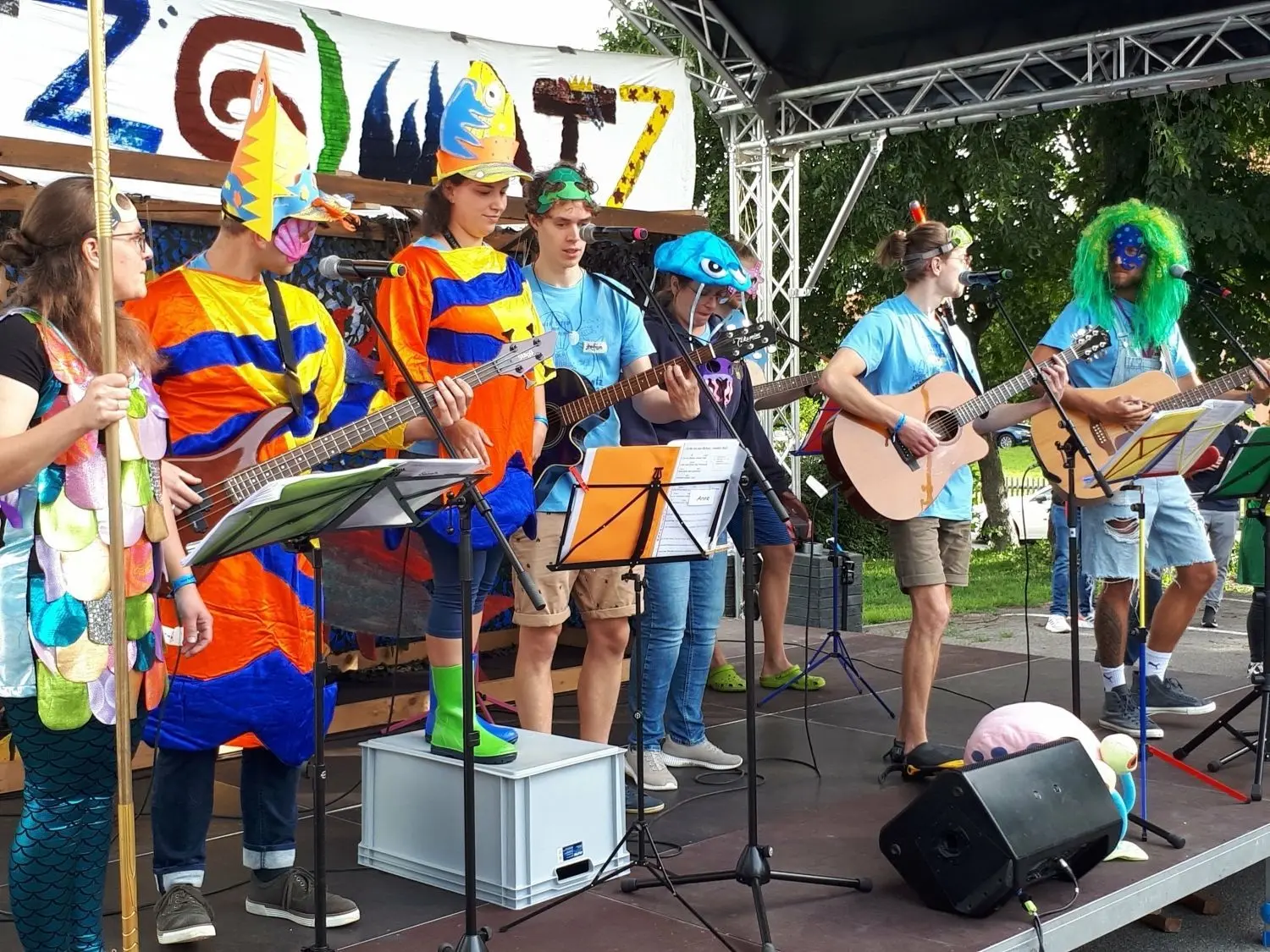 Kunterbunt, stimmlich und instrumental immer bestens aufgelegt, so kennt man sie: die „Ratz-Band“.