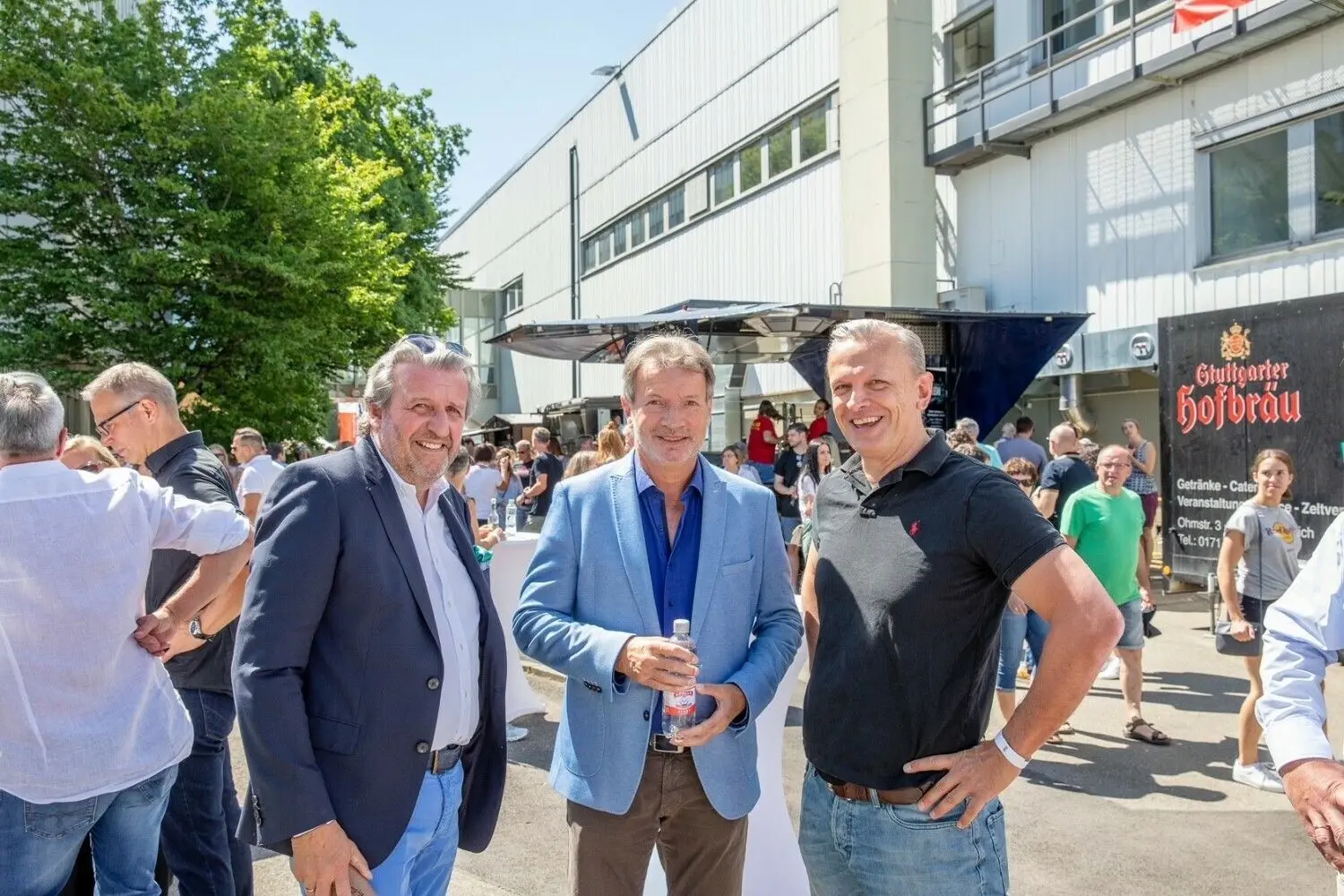 Feierten mit: Dr. Stefan Wolf, Elring-CEO, Matthias Bäcker, Neuffener Bürgermeister,  Thomas Jessulat, (CFO).⇥
