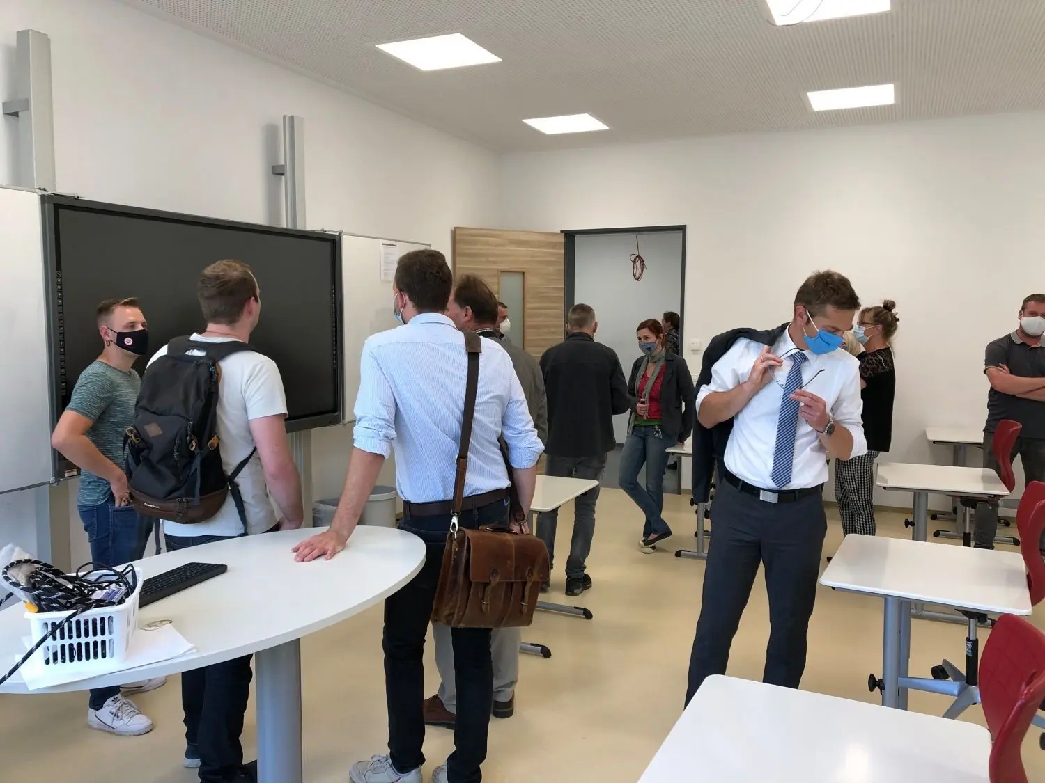 Einer der sanierten Klassenräume mit neuen, höhenverstellbaren Möbeln und einem Whiteboard als modernem Pendant zur klassischen Kreidetafel.⇥