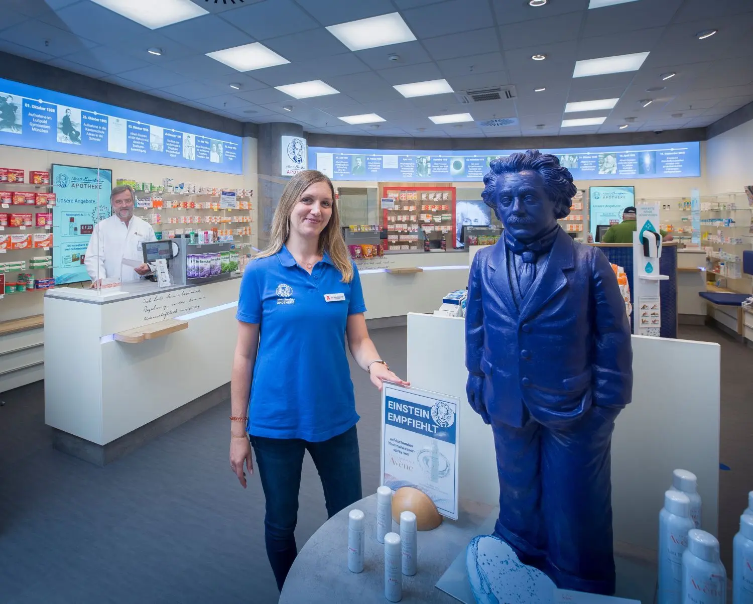 Marion Bäumlisberger und Alfred Rohmer in den neuen Räumen ihrer Apotheke in den Sedelhöfen. Sie ist benannt nach Albert Einstein. Ein Einstein von Künstler Ottmar Hörl, dessen Figuren 2018 den Münsterplatz bevölkerten, begrüßt die Kunden.⇥
