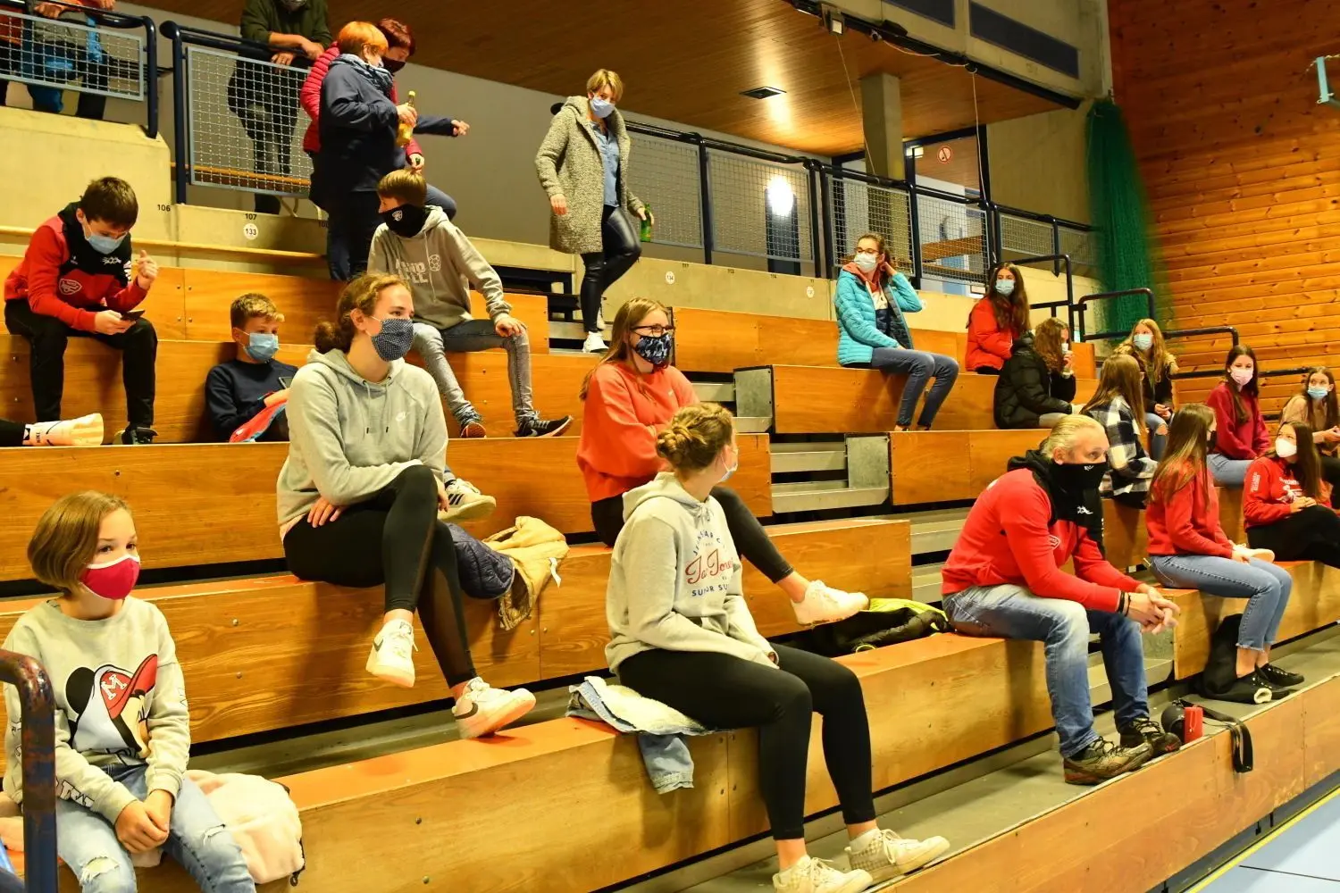 Mundschutz und viel Abstand auf der Tribüne: Handball in der gerade erst begonnenen Saison 2020/21.⇥