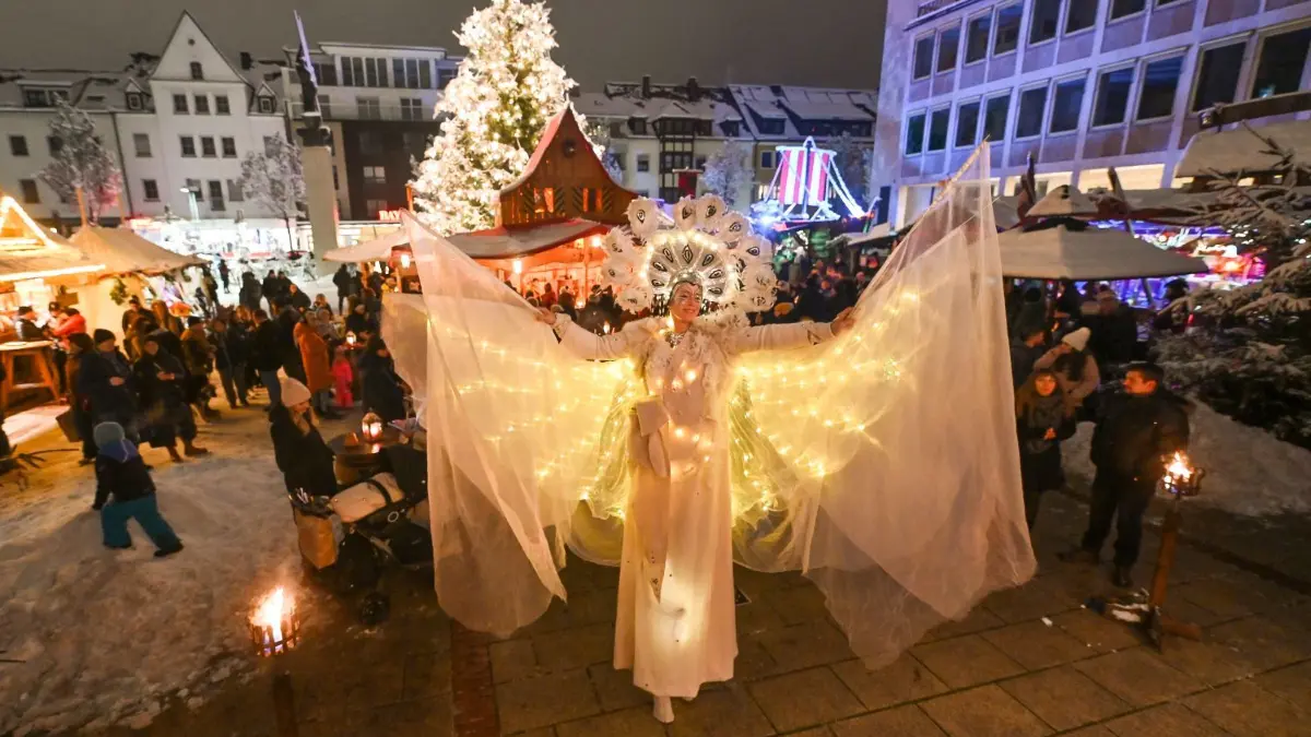 Der Mittelalterliche Weihnachtsmarkt ist eröffnet. Ein glänzender Stelzenengeln sorgte mit kleinen Geschenken für außergewöhnliche Fotomotive.
Eröffnung Mittelalterlicher Weihnachtsmarkt zu Neu-Ulm mit Stelzenengeln