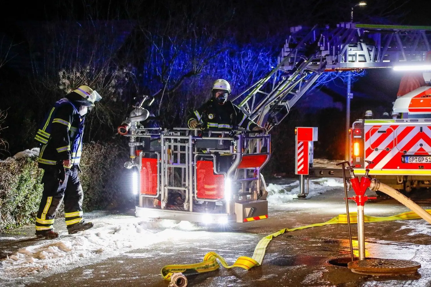 Die Feuerwehr rückte am Samstagabend zu einem Brand in Schlat aus. Dort stand ein Haus in Vollbrand. Hoher Sachschaden entstand.