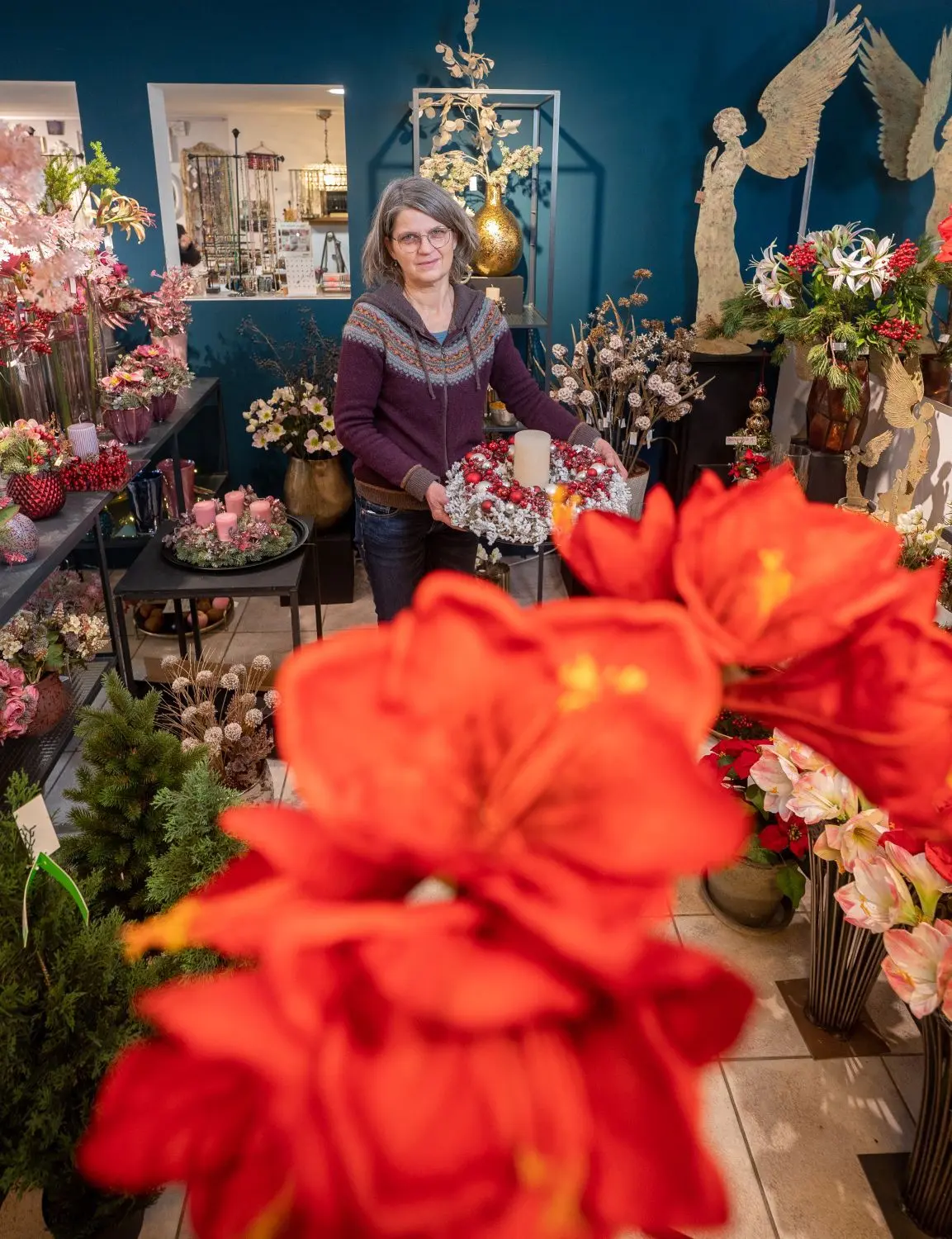 Susanne Raffel hat aus Kunstblumen und Beeren einen Kranz gebunden.