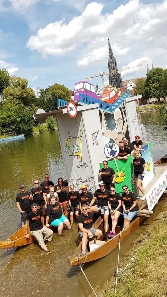 Die Arbeit hat sich gelohnt: Das Team posiert 2019 mit seiner Mottofähre.