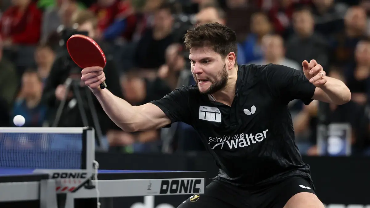 Galionsfigur des TTC Neu-ULM: Dimitrij Ovtcharov.
ARCHIV - 08.01.2023, Bayern, Neu-Ulm: Tischtennis: Pokal, Herren, Halbfinale, TTF Ochsenhausen - TTC Neu-Ulm, Final Four in der Ratiopharm Arena Neu-Ulm. Dimitrij Ovtcharov von TTC Neu-Ulm spielt eine Rückhand im Spiel gegen Akkuzu von TTF Liebherr Ochsenhausen. (zu dpa: «Liga-Rückzug oder Star-Abschied? Der große Streit im Tischtennis») Foto: Joaquim Ferreira/dpa +++ dpa-Bildfunk +++