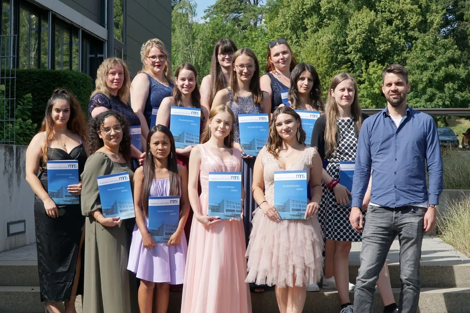 2BFHK2: Stefani Bajeva, Laura Chelstowska, Sarah Christl, Chantra Deusch, Janine Dietrich, Patricia Frankenhauser, Julia Haberbosch (Belobigung), Elina Kudrytskyy, Gabriela Marinova, Nteniz Moustafa, Tanja Munding, Isabelle Rapp, Jennifer Roth (Belobigung), Viola Ströbele, Amelie Werner (Preis), Alix Zänker.