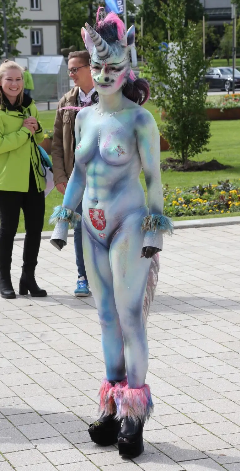 Das Einhorn-Outfit von Cynthia Schneider wurde heftig kritisiert.