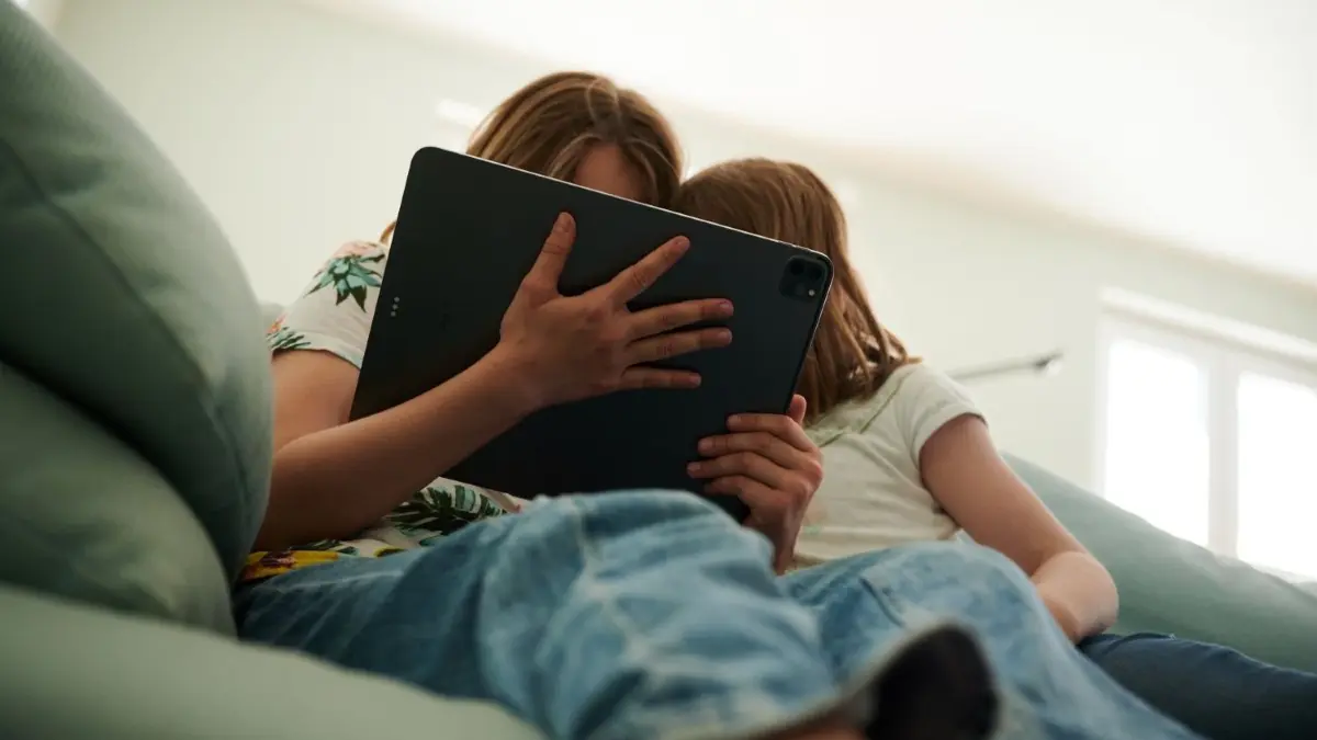 Was fasziniert diese beiden Mädchen? Eltern sollten ein waches Auge auf den Medienkonsum ihrer Kinder haben.
Zwei Schwestern sitzen auf der Couch und gucken in das Tablet ihrer Eltern. Die Bildschirmzeit von Kindern und Jugendlichen ist während der Corona-Pandemie einer neuen Studie zufolge stark gestiegen. (zu dpa "Studie: Bildschirmzeit von Kindern in Pandemie deutlich gestiegen") +++ dpa-Bildfunk +++