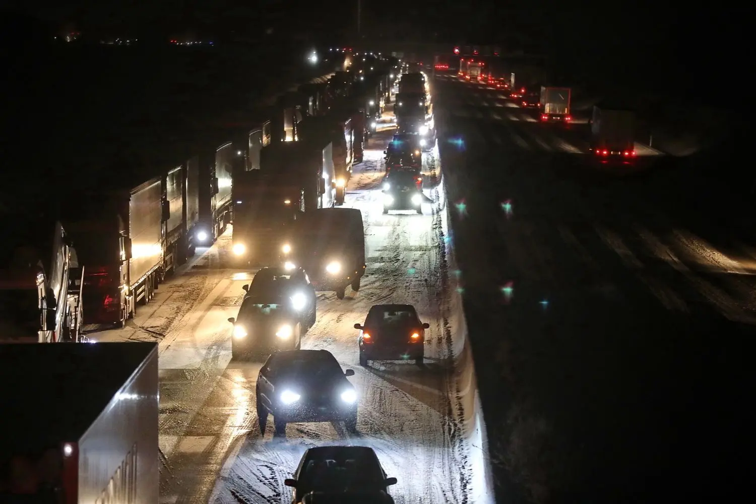 Auf der A8, wie hier bei Temmenhausen, ist kein Durchkommen mehr. Viele Lastwagenfahrer übernachten auf dem Standstreifen.⇥