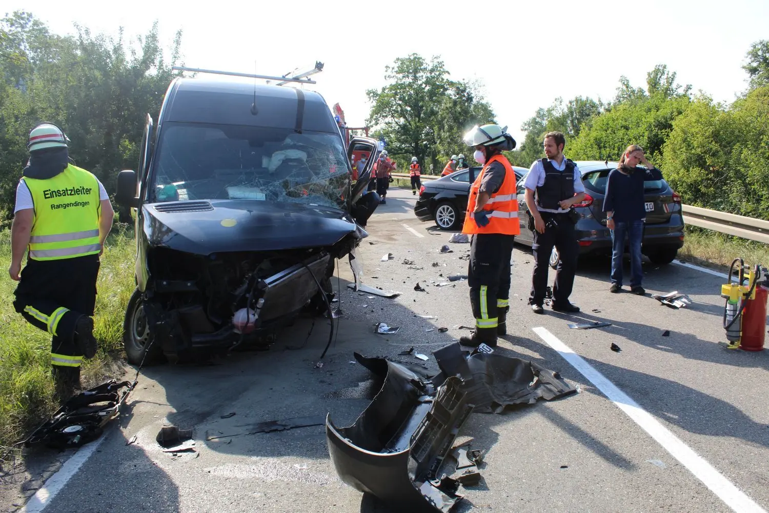 Frontalzusammenstoß zwischen Rangendingen und Stein: Dieser Mercedes Sprinter geriet auf die linke Fahrbahn und prallte mit einer Mercedes-C-Klasse zusammen.