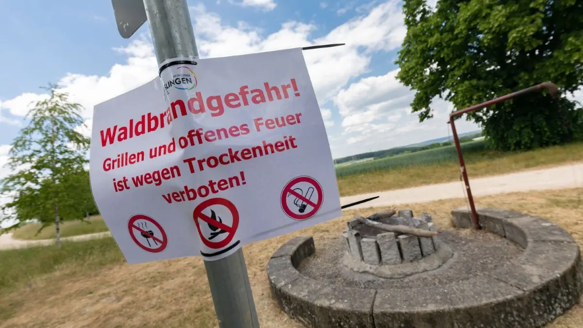 An der öffentlichen Grillstelle Wagrain bei Weiler darf seit Dienstag (13.06.2023) kein Feuer mehr gemacht werden – das Verbot gilt auch für alle anderen Grillplätze der Stadt Geislingen. ⇥
Grillstelle Wagrain bei Weiler o. H. mit Hinweisschild "Waldbrandgefahr!" - Feuer verboten