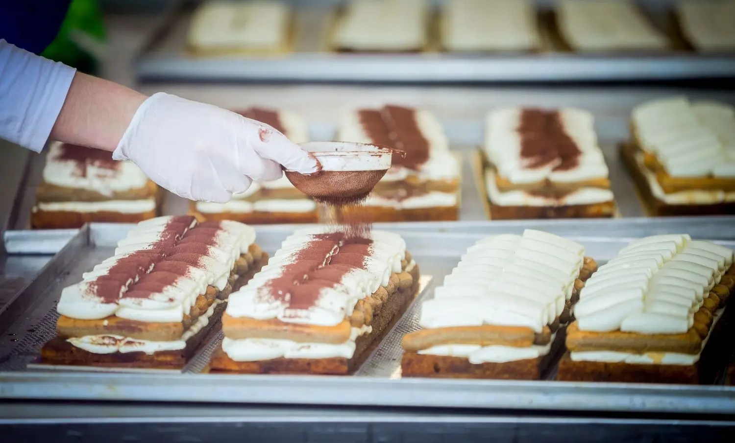 Ein Tiramisu-Riegel besteht aus Löffelbiskuits und einer Mascarpone-Creme.