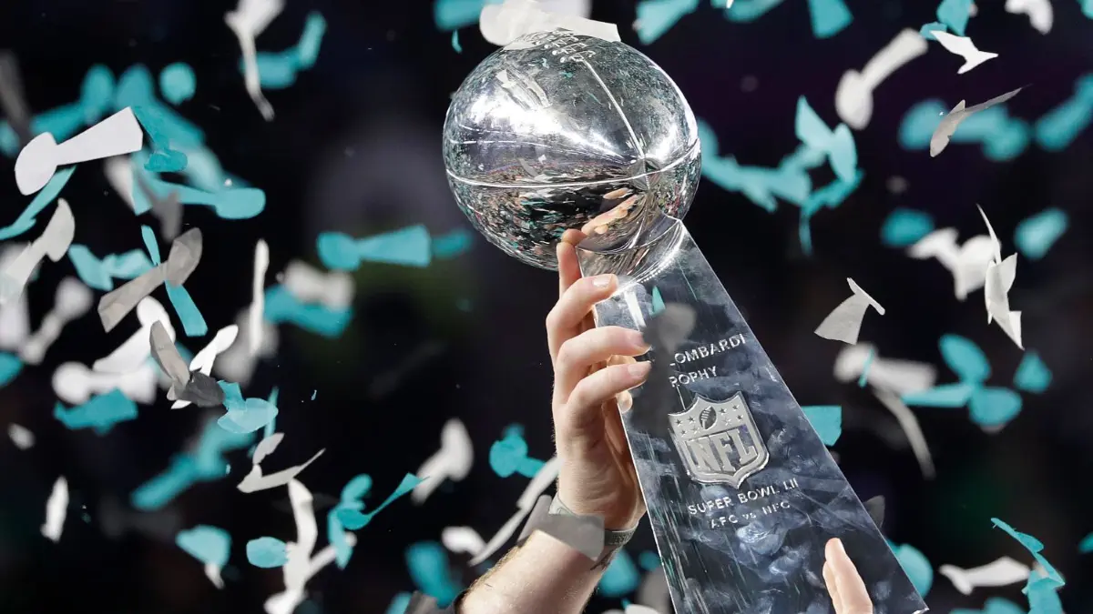 Bald ist es wieder soweit: Am 3. Februar steigt der Super Bowl im American Football. Auch in Ulm/Neu-Ulm kann man das Event verfolgen.
ARCHIV - 04.02.2018, USA, Minneapolis: American Football, NFL-Profiliga, 52. Super Bowl, New England Patriots - Philadelphia Eagles. Philadelphias Carson Wentz hält nach dem gewonnenen Spiel unter Konfetti-Regen die Vince Lombardi Trophy, den Sieger-Pokal. (zu dpa-Meldung: «Alte Titelkandidaten und neue Stars: Der Auftakt der NFL-Playoffs» vom 03.01.2019) Foto: Matt Slocum/AP/dpa +++ dpa-Bildfunk +++