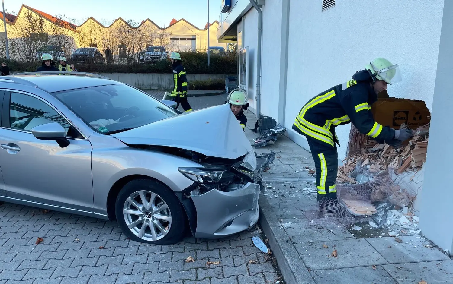 Ein spektakulär anmutender Unfall hat sich auf dem Lidl-Parkplatz in Mössingen ereignet. Ein Senior krachte mit seinem Mazda in die Wand des Discounters.