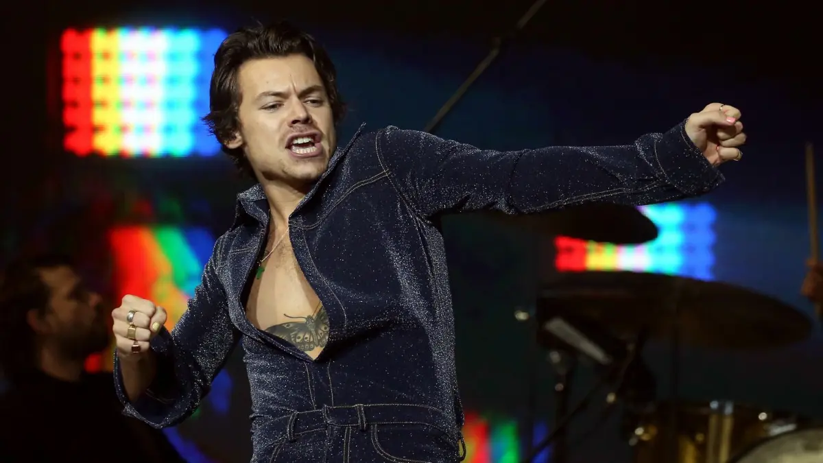 Ist derzeit mit seiner „Love On“-Tour in Europa unterwegs: der britische Sänger Harry Styles
Der britische Musiker Harry Styles tritt beim Capital's Jingle Bell Ball in der O2 Arena auf. (zu dpa: «Harry Styles und Billie Eilish für Coachella-Festival angekündigt») +++ dpa-Bildfunk +++