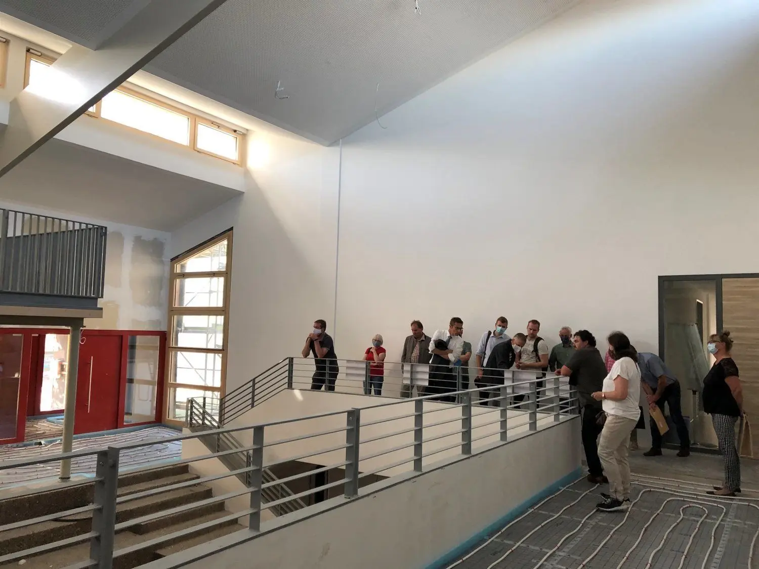 Die überarbeitete Aula mit neuer Galerie, die über einen neuen Aufzugsschacht (nicht im Bild) auch barrierefrei erreichbar sein wird.⇥