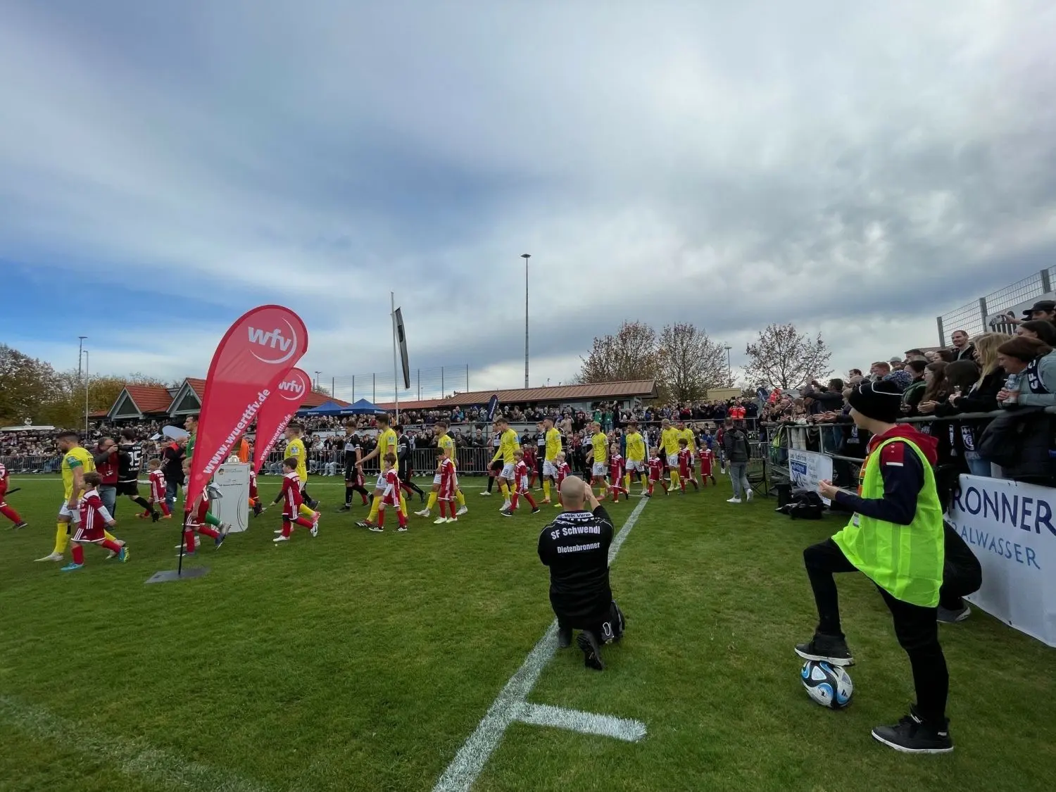 Vor knapp 3000 Zuschauern spielt Drittligist SSV Ulm 1846 Fußball heute bei den SF Schwendi um den Einzug ins WFV-Pokal-Viertelfinale. Das Spiel läuft.