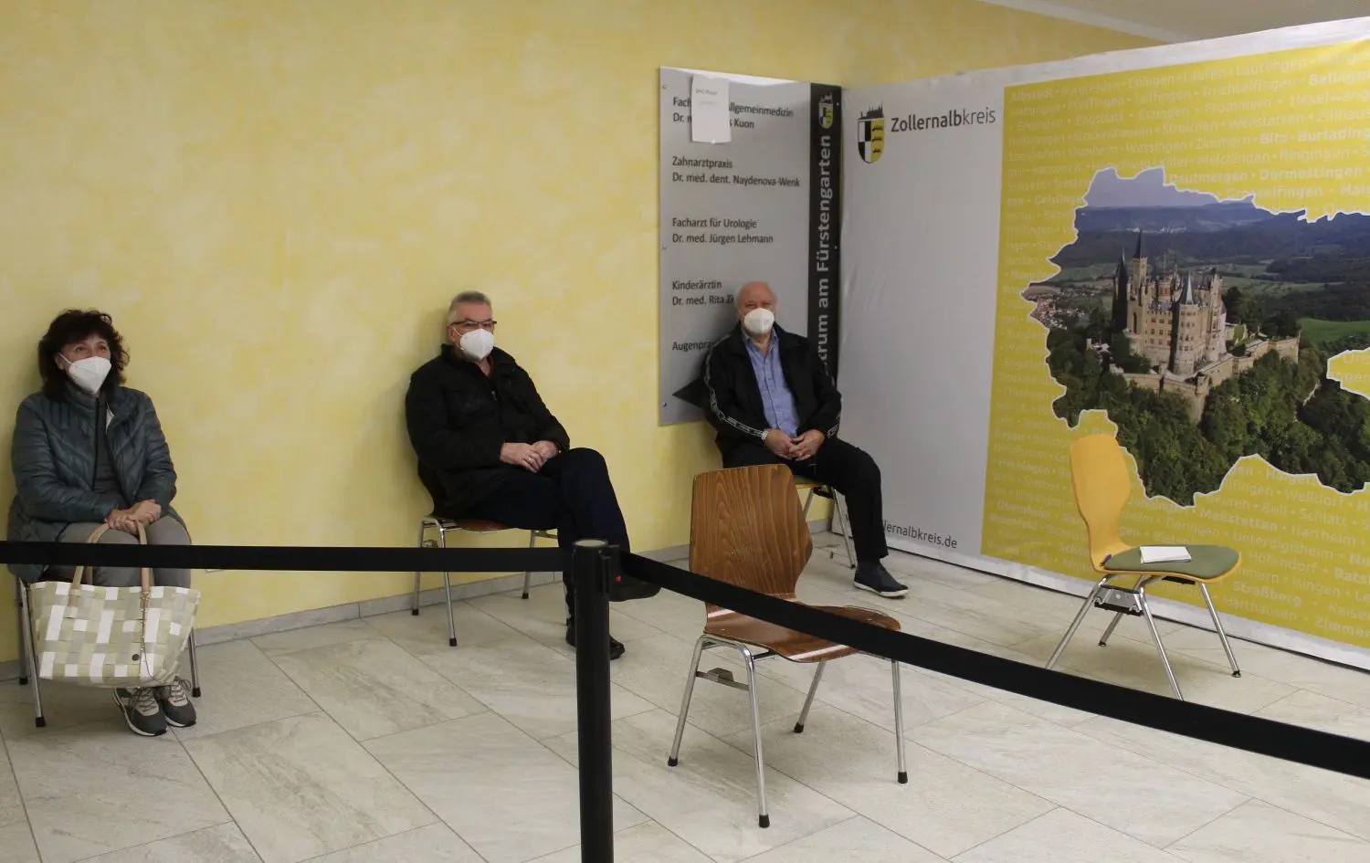 Geräumig, komfortabel und beheizt: die Wartezone im Hechinger Impfzentrum. Das Booster-Trio aus Stein – Elfriede Hakvoort, Willi Hakvoort und Werner Laube (von links) – wusste es zu schätzen.