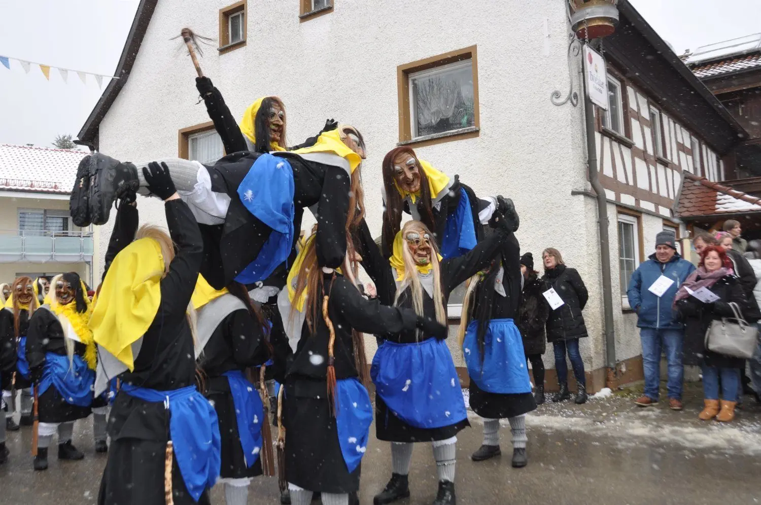 Unbeeindruckt von den Unbilden des Wetters zogen große und kleine Narren durch Lauterach. ⇥